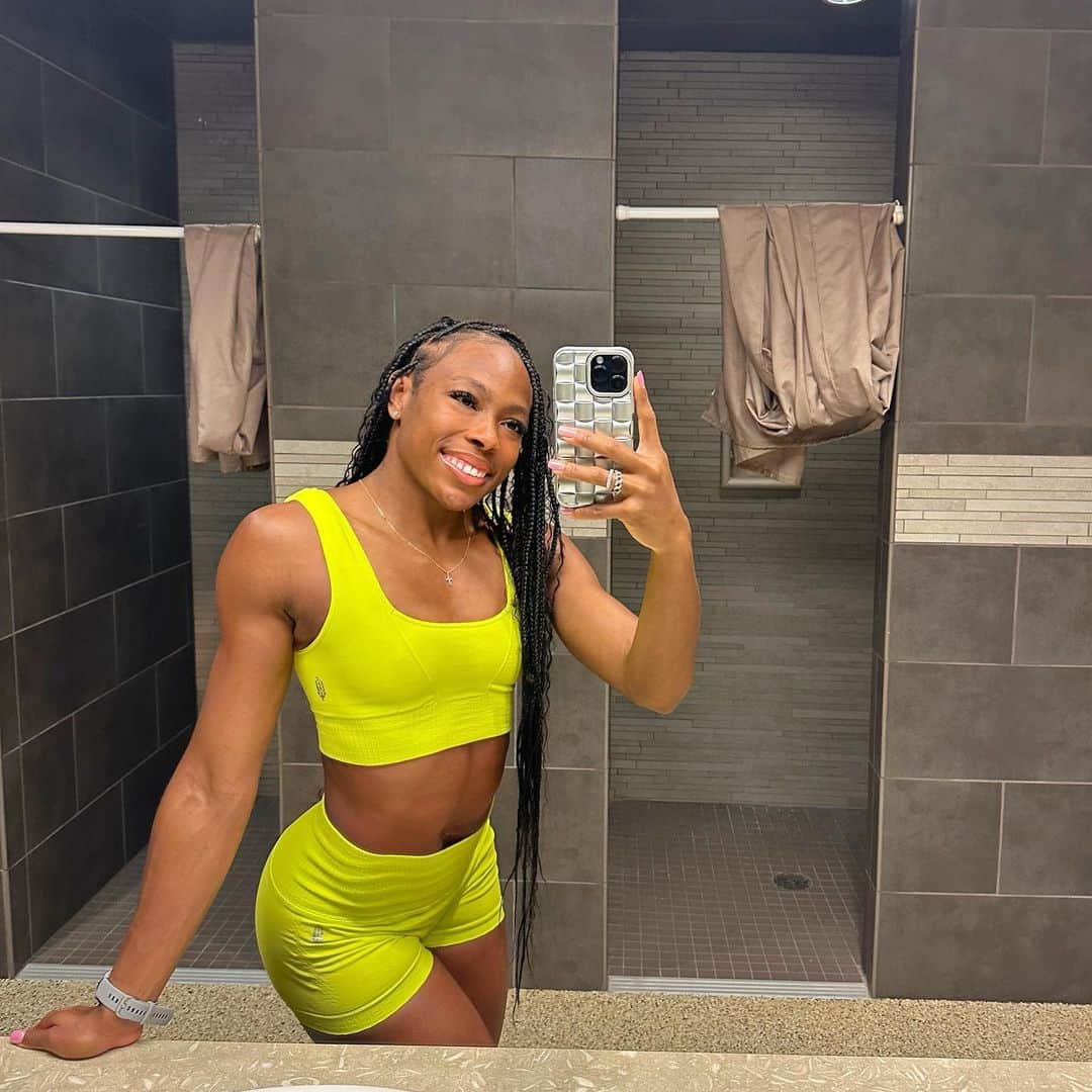 アシュリー・ヘンダーソンのインスタグラム：「I hope I brighten your day🤩💛」