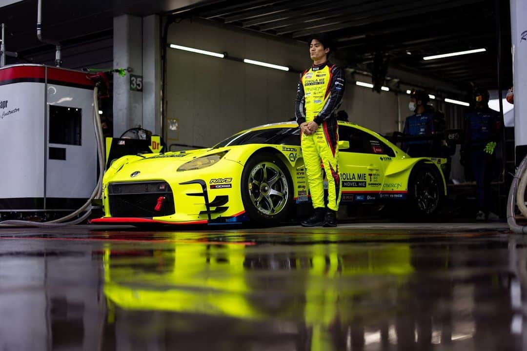 のインスタグラム：「《SUPERGT》 開幕前全てのテストが終了しました。 全てが新鮮で大きな経験となっています。  そして 改めて SUPERGT モータースポーツのエネルギーも感じました。  素晴らしいTeamの皆さんと 熱い観客の皆さんと さらに楽しんで行きたいと思います🤘🤟  #SUPERGT」