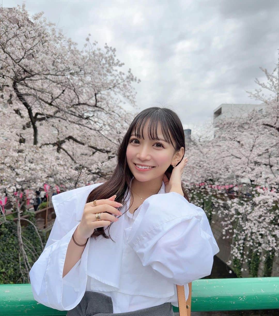 のインスタグラム：「桜見てきた🌸 綺麗で圧倒された🌸🤍 ° #中目黒 #中目黒カフェ #桜 #桜スポット #中目黒桜まつり」