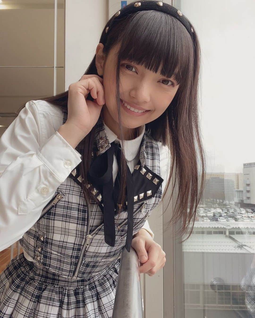 松山あおいのインスタグラム：「久しぶりの金沢でした🎤金沢フォーラスでの自撮り📸景色強い！！  春休みのせいか金沢でのご当地ご飯はお店混み過ぎで食べれなかった😭帰りのSAでまぐろのたたき丼食べれたよ🐟  ライブは初めましての方にたくさん来てもらえて嬉しかった！  ライブもご飯もリベンジしたい！」