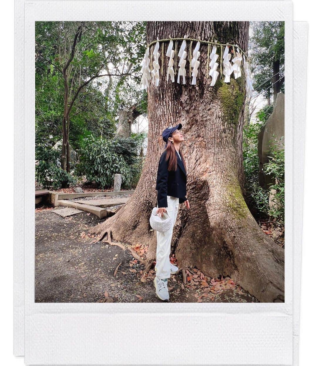 近藤千尋のインスタグラム：「今日は娘と朝活⛩✨🌱 ふらっとよく行く代々木八幡宮😊  神社へ行って、原宿へ行って。。笑 とっても朝が長く感じたよ。笑🙆‍♀️ 春休みだからどこも混んでいるね😚  そのあとはお仕事だったので一旦ばいばい👋☺️  今年はカーゴパンツが流行ってるから 綺麗めのジャケットに合わせたよ🥰  インスタ更新しながら目が閉じて行く、、(眠)😪」
