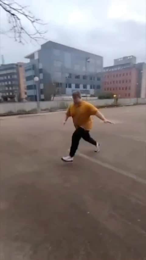 Funny Videosのインスタグラム：「Ouch 😱😭 He is ok btw..  @thatfatfreerunner」