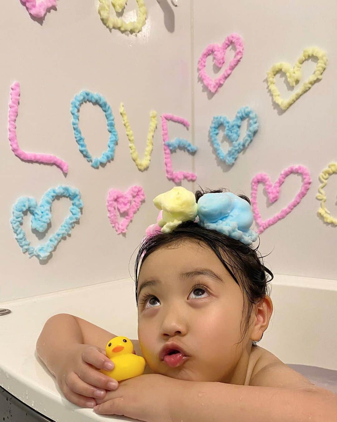 ayuのインスタグラム：「🛁🫧 泡大好きなおふたりさん👧🏻👧🏻 モコアート楽しくて、２時間くらい遊んでた😳 お風呂が可愛く、とってもいい香りになってた🥰💛💗💙@_mocoart_ #モコアート#mocoart」