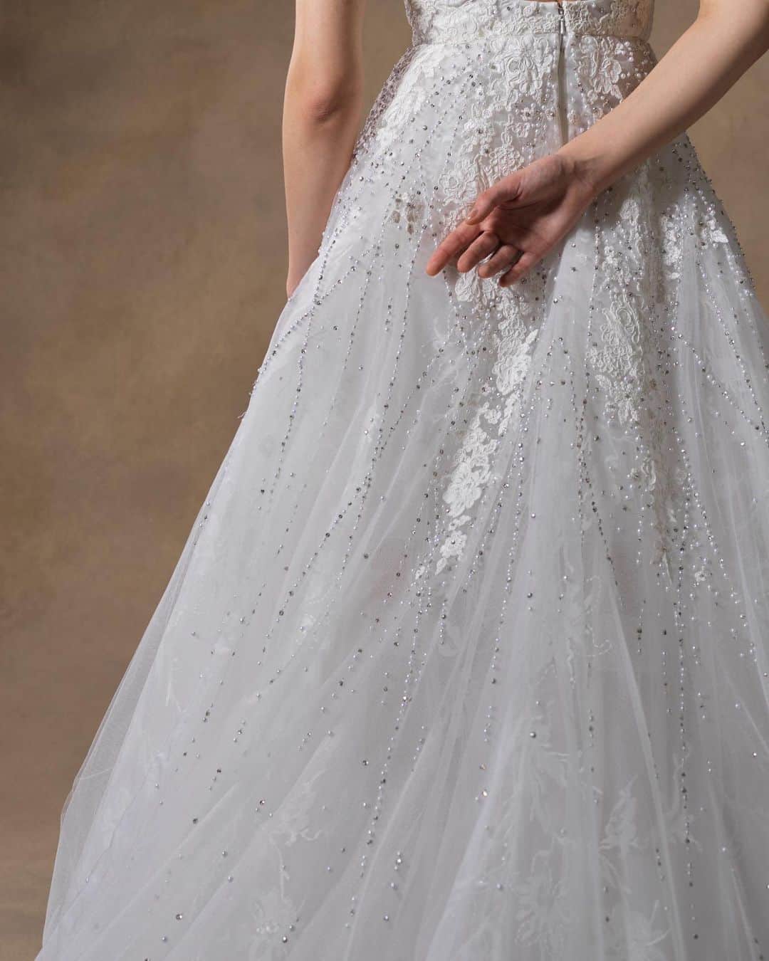 JUNOのインスタグラム：「Reem Acra "Precious" 03-20677  優美なレースの上に 煌びやかなパールやクリスタルをあしらった  まるで宝石を纏ったような Reem Acraならではの一着。  表面に重ねられたコードレースはクラシカルさを 大きく開いたバックデザインはモダンさを どちらもをバランスよく表現した美しさは、 神秘的なオーラに溢れています。」