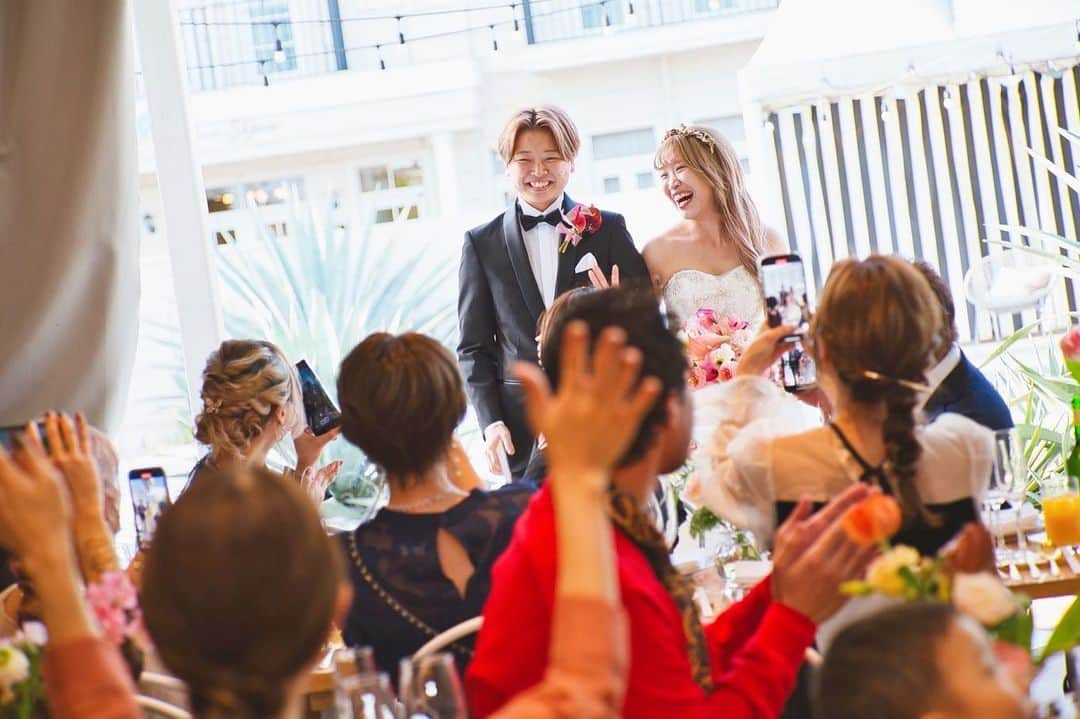 NEO FLAG.〜未来へ繋げる、繋がるＷedding〜のインスタグラム：「* "Dear-あなたへ贈る手紙-"  新郎新婦のお二人がNEO FLAG.を見つけてくださったのは、 今から3年と少し前。  そこからコロナによる延期を繰り返して ようやく迎えられたこの日。  入場シーンのお二人のとびきりの笑顔が最高で嬉しくて、 思わず涙してしまうゲストもいらっしゃいました。  プランナーも涙をこらえていたのはここだけの話…🤫  #neoflag #ネオフラッグ #ウェディングプロデュース #ウエディングプロデュース #オリジナルウェディング #オリジナルウエディング #コンセプトウェディング #15次会 #ウェディングパーティー #ウエディングパーティー #結婚パーティー #結婚式準備 #結婚式レポ #ウェディングドレス #ウェディングフォト #新郎新婦入場 #入場 #プレ花嫁 #プレ花嫁準備」