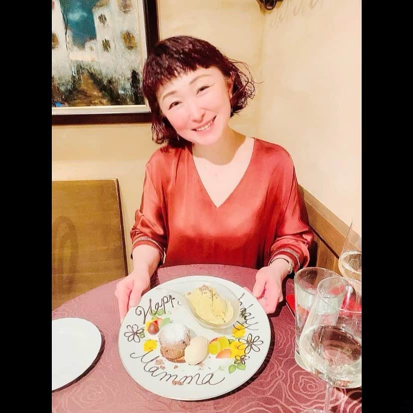 ダンドイ舞莉花のインスタグラム：「Happy Birthday Mama🫶🏻  今日はママのお誕生日だよ！！！  いつもサポートして応援してくれるママ😌  おめでとう！！🎉  Love you💕  #happybirthday #ハッピーバースデー #お誕生日 #happybirthdaymom」