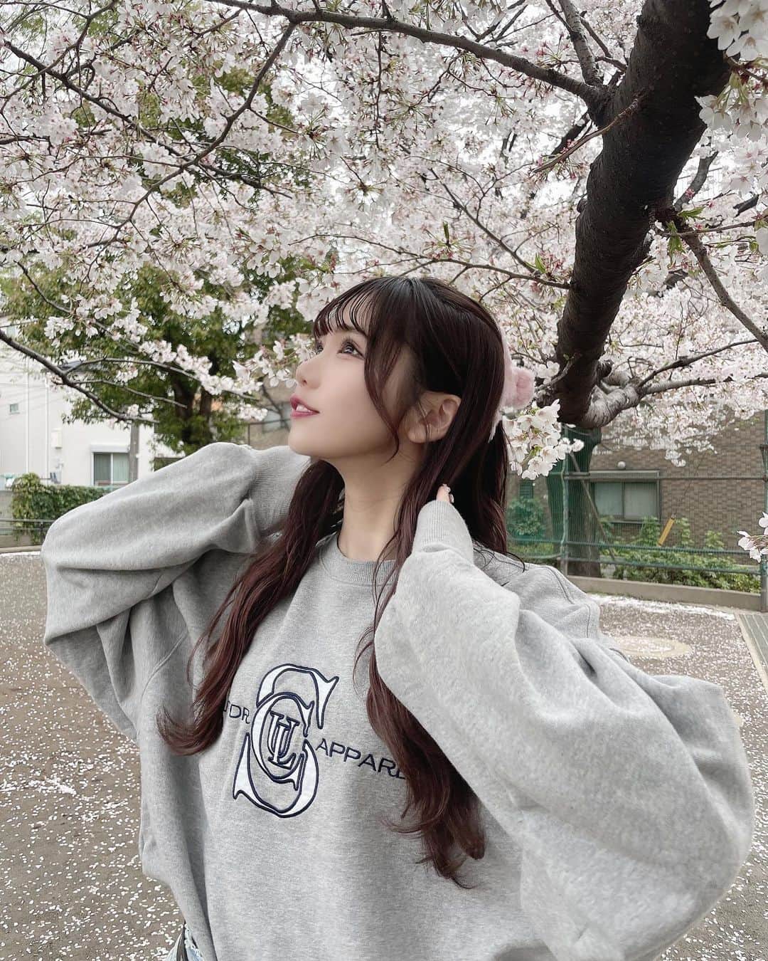 津代美月さんのインスタグラム写真 - (津代美月Instagram)「. 友達とランチした後に歩いてたら サクラ見つけた ー  散っちゃう前に夜桜も見に行きたい   #sculptor」3月27日 22時16分 - __tsushiromizuki