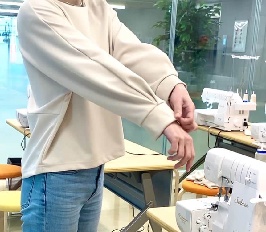 いかりさとみさんのインスタグラム写真 - (いかりさとみInstagram)「週末に洋服を作りました🧵✂️🪡  今回はスウェット素材の 楽ちんカットソーです！ 袖にタックを入れて いま流行りのふくらみ袖が ポイントです。 とってもいい感じにできましたー♪  教室が日暮里だったので、 帰りの日暮里繊維街も楽しかったです  #洋服作り#ソーイング#ハンドメイド#洋裁#babylock#日暮里繊維街」3月27日 22時21分 - satomi_ikari