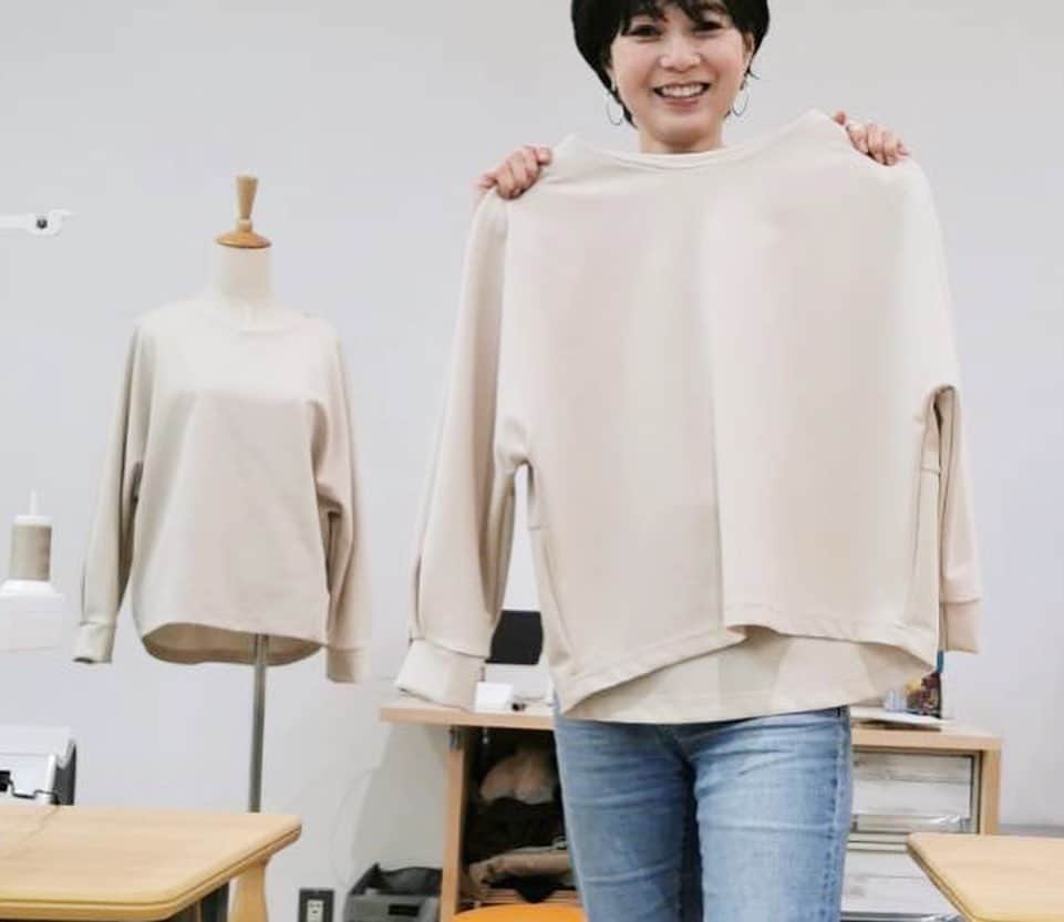 いかりさとみさんのインスタグラム写真 - (いかりさとみInstagram)「週末に洋服を作りました🧵✂️🪡  今回はスウェット素材の 楽ちんカットソーです！ 袖にタックを入れて いま流行りのふくらみ袖が ポイントです。 とってもいい感じにできましたー♪  教室が日暮里だったので、 帰りの日暮里繊維街も楽しかったです  #洋服作り#ソーイング#ハンドメイド#洋裁#babylock#日暮里繊維街」3月27日 22時21分 - satomi_ikari