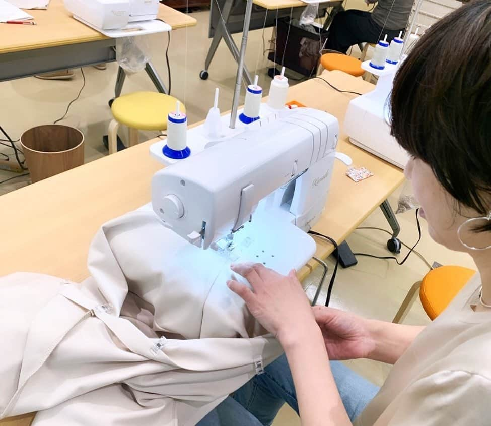 いかりさとみのインスタグラム：「週末に洋服を作りました🧵✂️🪡  今回はスウェット素材の 楽ちんカットソーです！ 袖にタックを入れて いま流行りのふくらみ袖が ポイントです。 とってもいい感じにできましたー♪  教室が日暮里だったので、 帰りの日暮里繊維街も楽しかったです  #洋服作り#ソーイング#ハンドメイド#洋裁#babylock#日暮里繊維街」