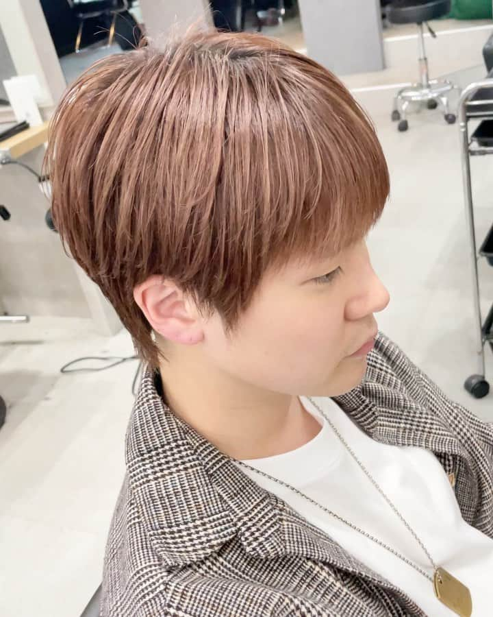 もるさんのインスタグラム：「おすすめ新作ヘア✨️ 【ハンサムシースルー💇‍♂️】  骨格矯正カットで完璧なシルエットと キレイな収まりでノーセットでも決まる❗️ もちろんセットもバッチリしやすいです👌´-  特徴 ・骨格矯正カットでシルエット◎ ・絶壁で潰れやすいバックもボリュームオン ・膨らみやすい耳後ろ〜襟足にくびれ ・ドライの仕方でシースルーのオンオフ切り替え可能  どんな服装やシーンにも合わせやすい ナチュラルマッシュベースなので 誰でもどんな骨格の人でも 挑戦しやすいです❗️  いいなと思った方やオーダーしたい方は ぜひこの投稿を【保存】してお持ちください😊  #シースルー#ハンサムショート#ハンサムシースルー#コンパクト#マッシュ#モテ#韓国#韓国マッシュ#韓流#bts#メンズ#メンズヘア#メンズ特化#美容師#日本一#もるさん#マネージャー#クリエイティブディレクター#youtube#youtuber#ユーチューバー#aitokyo」