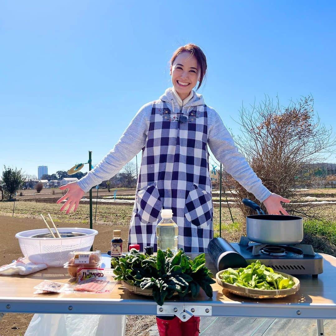 富永沙織のインスタグラム：「Cooking with harvested vegetables！ 現在放送中の J:COM『ぐるっとプラス 』では、 「ケーズガーデンラボ」をミュージシャンの洋一郎さんとご紹介しています。 ・ 「さおりんのガーデンクッキング」もやらせていただきました♪ ・  放送は3月31日まで。 ・ #jcom #ぐるっとプラス #ぐるっとプラス市川浦安 #ケーズガーデンラボ #洋一郎 さん #化学肥料不使用 #野菜料理 #healtyeats #ナチュラルに美しく #goodeats #gardencooking #手作り料理 #野菜たっぷり #収穫体験 #なのはな #ちぢみほうれん草 #ベジキング #naturalfarm #cookingtime #市川市 #市川市国分 #地元 #beautyandhealth  ・ @4160music」