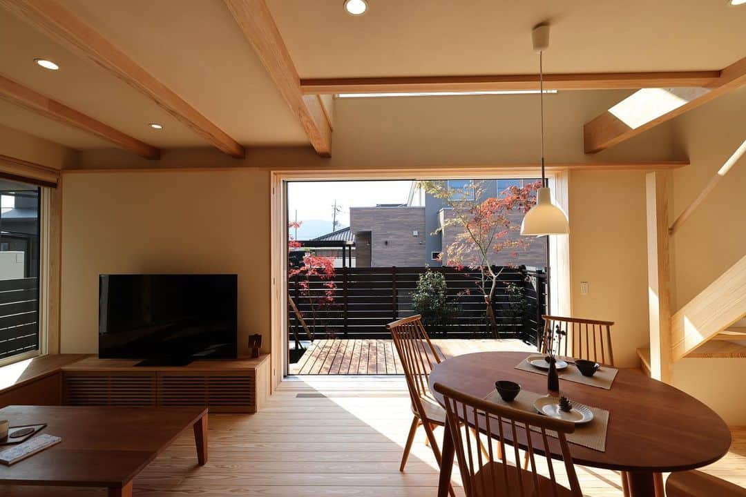 安成工務店さんのインスタグラム写真 - (安成工務店Instagram)「大きな窓と吹き抜けから日差しが差し込む開放的なLDK。フラットに繋がるウッドデッキでランチをしたり、日向ぼっこをしたり…。  more photos…@yasunari_komuten  ...............  💡暮らしの中の“ちょっといいな”を集めました @yasunari_life  💡安成工務店がご提案する家具ショップ @ecoshop_com  ...............  #ウッドデッキ #ウッドデッキのある家 #ウッドデッキの活用 #アウトドアリビング #安成工務店 #yasunari #工務店 #注文住宅 #住宅 #木の家 #木造 #一戸建て #新築 #マイホーム #省エネ住宅 #エネルギー自給 #自然素材 #OMソーラー #家 #無垢材 #山口県 #福岡県 #季節を楽しむ #津江杉 #珪藻土 #輪掛乾燥材 #家造り #和モダン #カッコイイ家 #家づくり記録」3月28日 9時17分 - yasunari_komuten