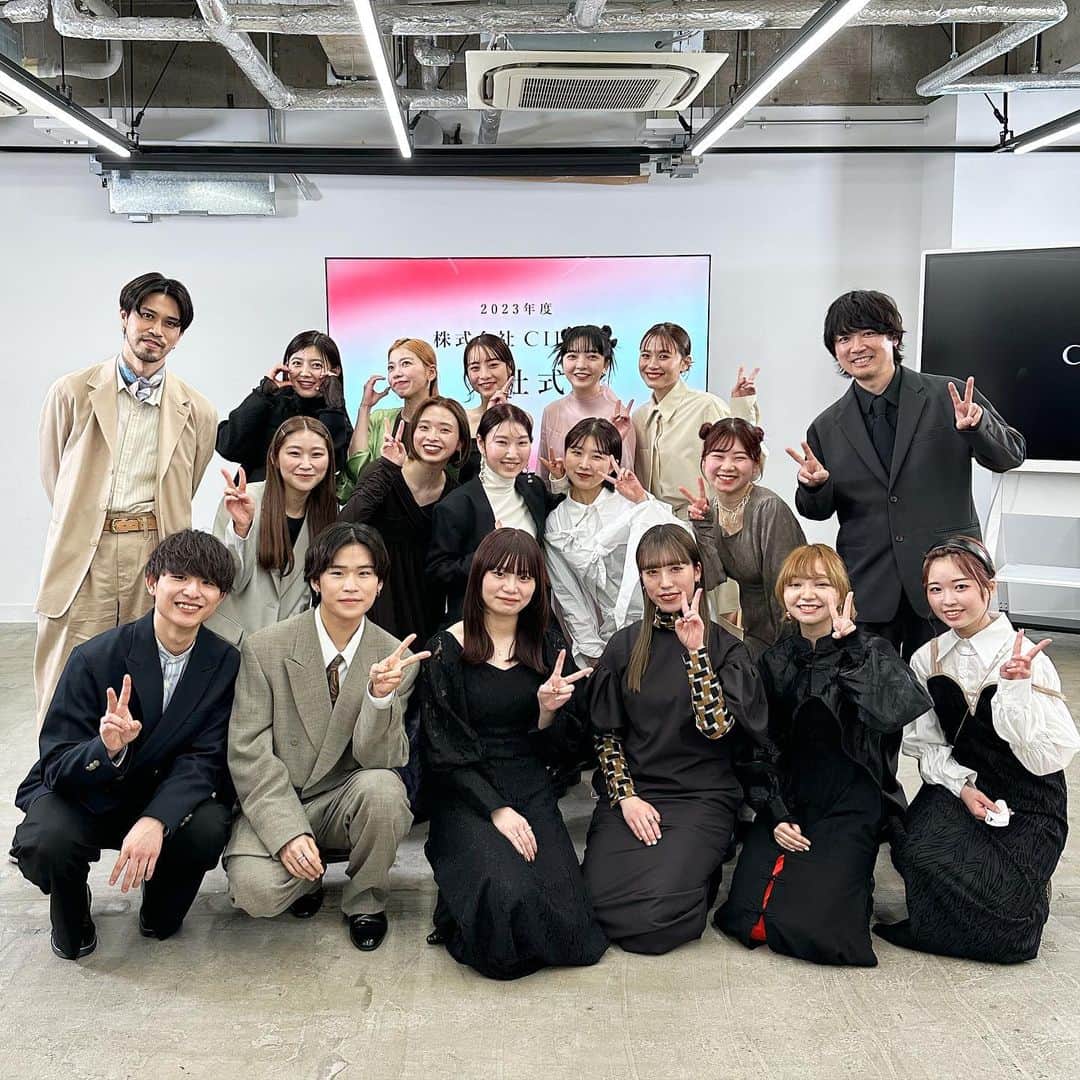野口和弘のインスタグラム：「昨日は2023年度株式会社CIECA.の入社式でした。 . 今年は6名の新しい仲間が入社してくれました。 . とても素直で素敵な子たちばかりでこれから一緒に働くのが楽しみです☺️ . 入社式にご列席いただきました各メーカー様、ダリア様ありがとうございました🙇‍♂️ . . そして僕の誕生日もお祝いしてもらいました。まさかのこのタイミングでサプライズが来るとは思わずびっくり😂😂計画してくれたスタッフたちどうもありがとう😭 嬉しかった！！ . . 心の底からやっぱCIECA.って最高だなと改めて感じました🫶 . . 来月にはCIECA.の渋谷店がオープンします！さらにパワーアップしたCIECA.をみなさんにお届けできると思うんで期待しててください🙆‍♂️ . . すべての関わってくださる皆さんへ感謝です🫶🫶🫶 . . . #cieca. #2023年度 #入社式 #サプライズ #バースデー #プレゼントはsk-ⅱ」