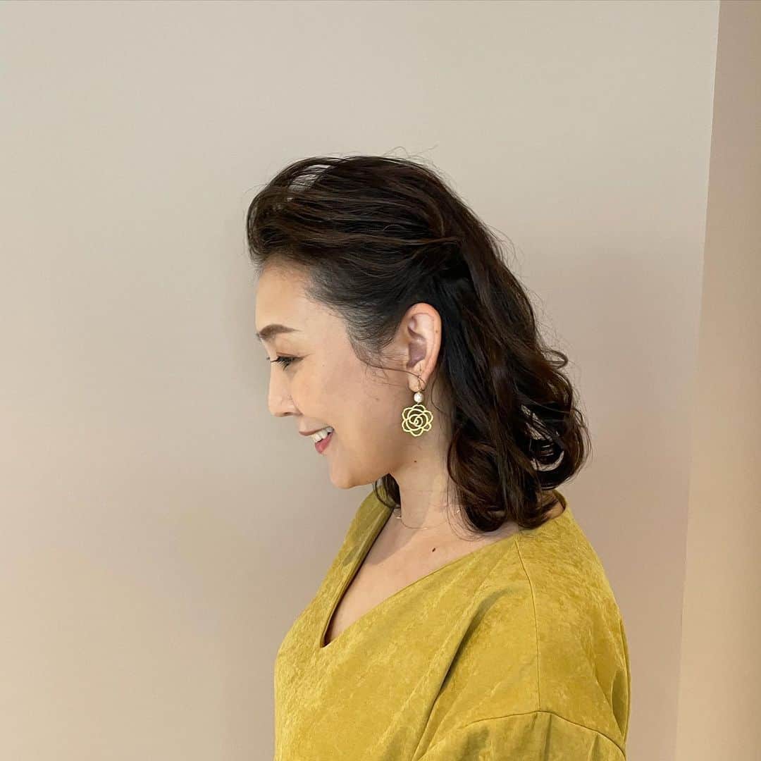 田中美里のインスタグラム：「せっかくの金沢での「人」上映会だったので @gold_knot  のイヤリングを。  金沢を代表する伝統的工芸品「金沢箔」と、ヨーロッパ発祥の手編みレースを独自の技術で融合させたアクセサリーブランド。  繊細な美しさ、上品な輝き。 私の大好きなブランドです。  偶然にもデザイナーの木和田里美さんが「人」を観に来てくださっていてすごくビックリしました。 嬉しいご縁。  #ゴールドノット #イヤリング」