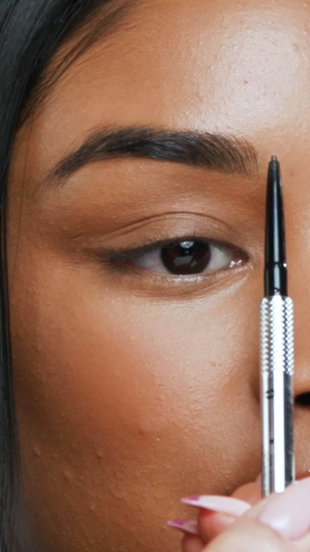 のインスタグラム：「Brow mapping 101 ✏️ Your first mark should line up with the edge of your nose, then the highest point of your arch, and the final point across the end of your eye! ⁠ ⁠ Fill them in and you're rocking a #benefitbrow 😍⁠ ⁠ #benefitcosmetics #makeup #brows #browroutine #benefitbrows #browmapping」