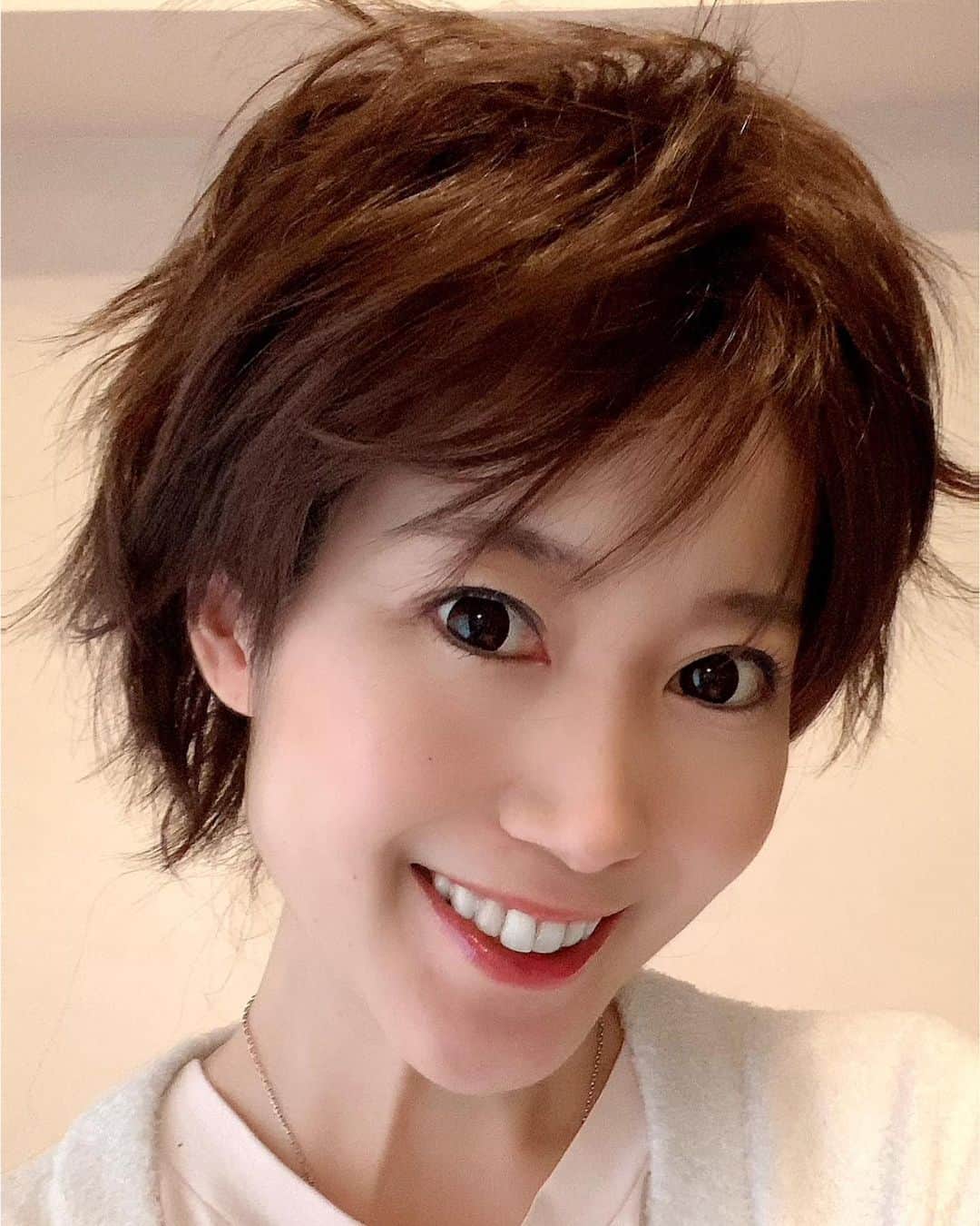高木ゑみのインスタグラム：「本日は高木ゑみの2回目の命日です。 「みなさん、お元気ですかー😆？」と今でも元気いっぱいのゑみの声が聞こえてくるような気がしてなりません。 今年は春雨が多く、残念ながら快晴とはなりませんでしたが、ゑみの命日に丁度桜が満開を迎えています。みなさんも、桜を見たらゑみの笑顔を思い出してくださいね🌸 ゑみが旅立った後にご家族が送られたメッセージも添えさせていただきます。 「ゑみは自分のスタイルを貫き、全力で楽しんだ人生でした。「ありがとう、大好きだよ」を繰り返し、ずっと明るく笑っていました。ゑみのことをいつまでも笑って語り合ってください。ゑみと出会い、ゑみを愛し支えてくださり本当にありがとうございました。」」