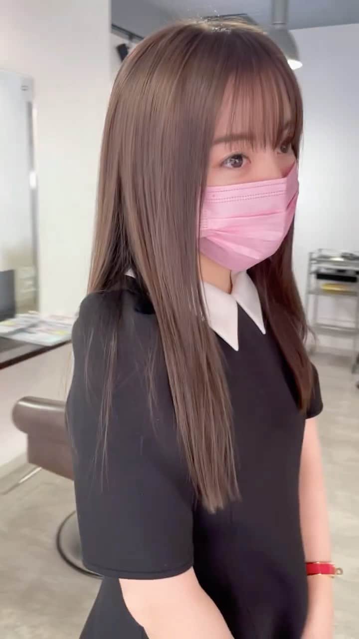 のインスタグラム：「美容院行って帰る普段の日常📸✊ ノーマルカメラだとこんなもの☺️🌸 でも、ちょっと眠そうです。🌸笑  最近ストレートにハマり中✨✂️💇‍♀️  寺田さんところ行ったら ストレートパーマしたのかな!? ってくらい髪の毛サラッサラになる♡  カラーは twiceのサナとiveのウォニョンが好きなので アッシュトーンの暗めに☺️  @hair0624 ✂️  お洋服は きちんと見えなのに 着心地良すぎる素材、、、♡ 私の着用はSサイズです💕 これ、ヘビロテ間違いないなあ♡ とってもお気に入り!! トップスはお迎えや行事などにも 使えるんじゃないかな♡☺️  別々に着るのも楽しみ☺️💕  お洋服は  @chibayuka ちゃんのブランドの @and_cherim のセットアップ💕  鞄はケリー25cm🌸  #153cmコーデ #sサイズコーデ #コーディネート #newhair」