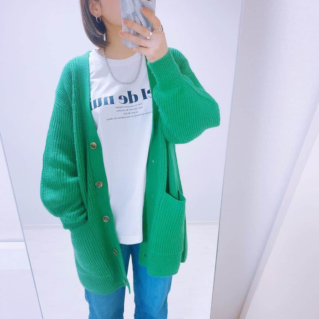 aiaiのインスタグラム：「greenの発色が綺麗なカーディガン  #カーディガン  #ロゴt  @andme_official  #フレアデニム  @uniqlo_with  @uniqlo_jp  @uniqlo  コーデの詳細はブログに書いています。  ✍︎ ✎ ✍︎ ✎ ✍︎ ✎ ✍︎ ✎ ✍︎ ✎   #fashion#outfit#style#coordinate#instagood#ootd#pic#instapic#コーデ#コーディネート#スタイリング#プチプラコーデ#本日のコーデ#大人カジュアル#プチプラ　#カーディガンコーデ #カジュアルコーデ #シンプルコーデ　 #デニム #ユニクロコーデ #ユニクロ #uniqlo #uniqloコーデ　#ジーンズ #ジーンズコーデ」