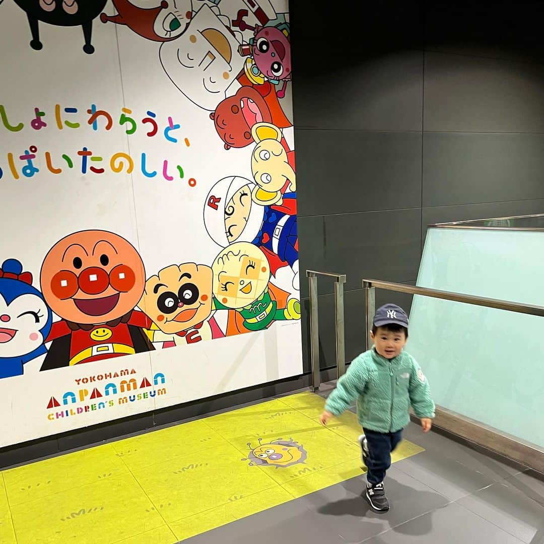 川端里奈のインスタグラム：「2歳児はじめての推し活🌸 先日、横浜アンパンマンミュージアムいってきました！ おめめきらきらさせて、めちゃくちゃたのしんでてその姿見れるだけでママもパパもこんなに幸せ🥰  #横浜#アンパンマンミュージアム#2歳児#おでかけ」