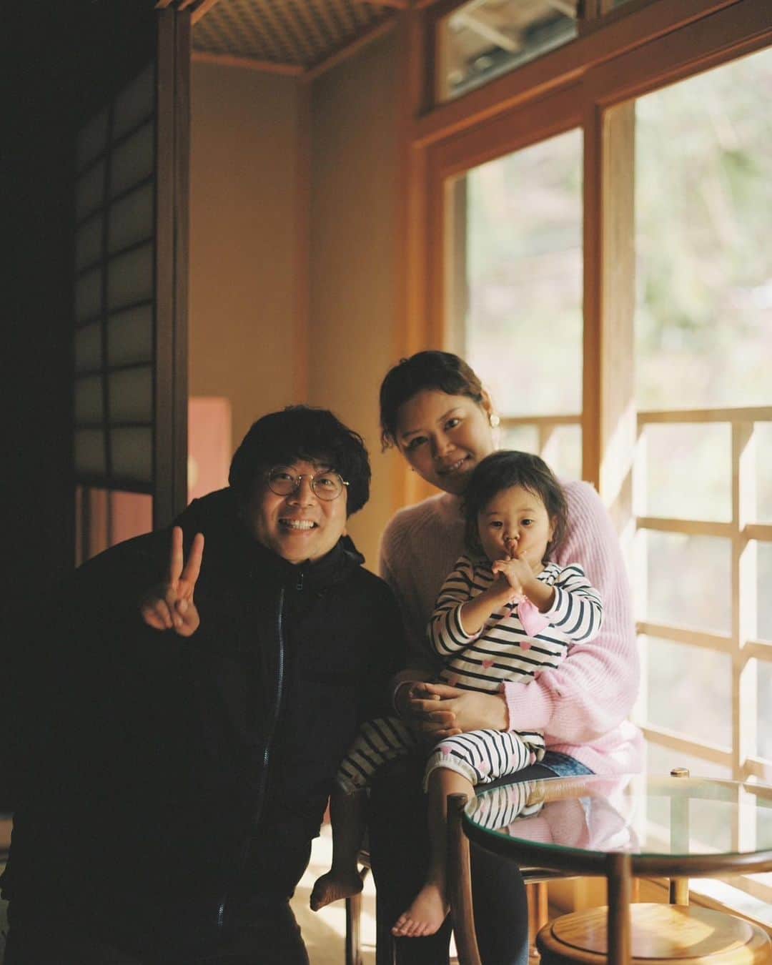 川面千晶さんのインスタグラム写真 - (川面千晶Instagram)「ヨーロッパ企画の撮影に娘と見学に行きました〜😊 ・ スチールの濱田英明さんが合間に撮ってくださいました❗️ ・ 嬉しい✨ ・ #2歳半」3月28日 8時30分 - chankawamo