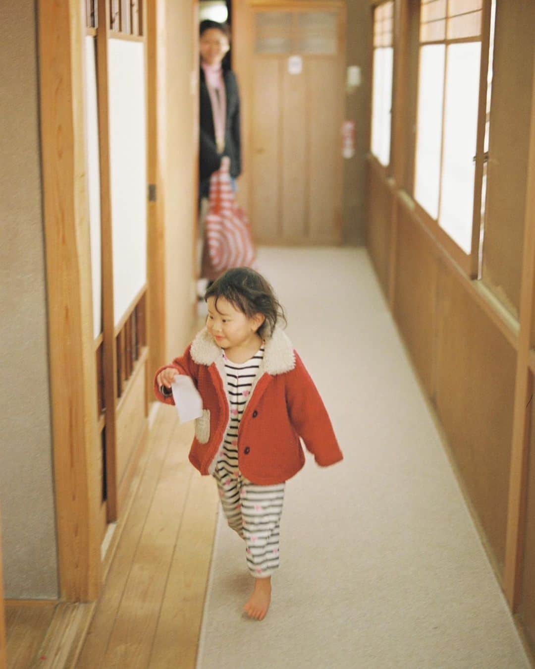川面千晶さんのインスタグラム写真 - (川面千晶Instagram)「ヨーロッパ企画の撮影に娘と見学に行きました〜😊 ・ スチールの濱田英明さんが合間に撮ってくださいました❗️ ・ 嬉しい✨ ・ #2歳半」3月28日 8時30分 - chankawamo