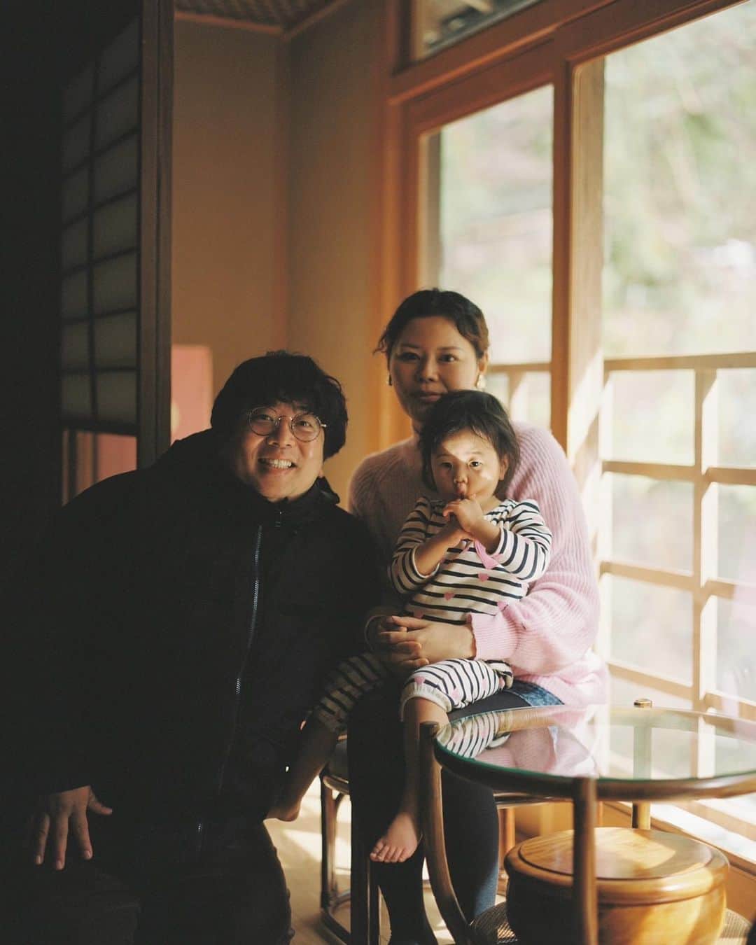 川面千晶さんのインスタグラム写真 - (川面千晶Instagram)「ヨーロッパ企画の撮影に娘と見学に行きました〜😊 ・ スチールの濱田英明さんが合間に撮ってくださいました❗️ ・ 嬉しい✨ ・ #2歳半」3月28日 8時30分 - chankawamo