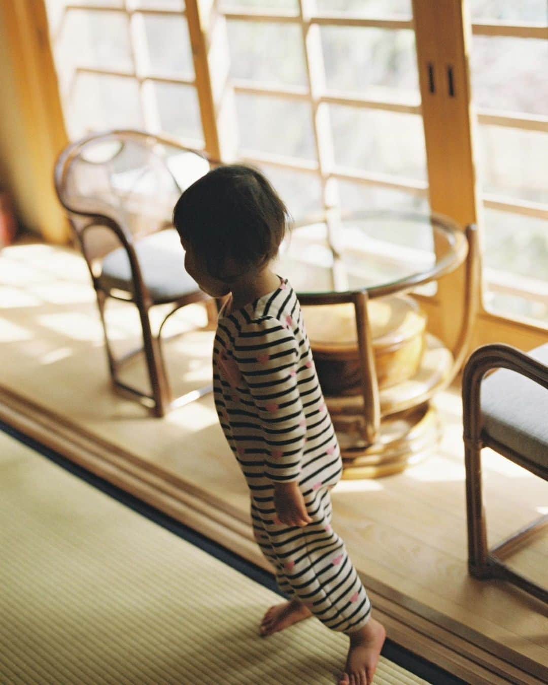 川面千晶さんのインスタグラム写真 - (川面千晶Instagram)「ヨーロッパ企画の撮影に娘と見学に行きました〜😊 ・ スチールの濱田英明さんが合間に撮ってくださいました❗️ ・ 嬉しい✨ ・ #2歳半」3月28日 8時30分 - chankawamo