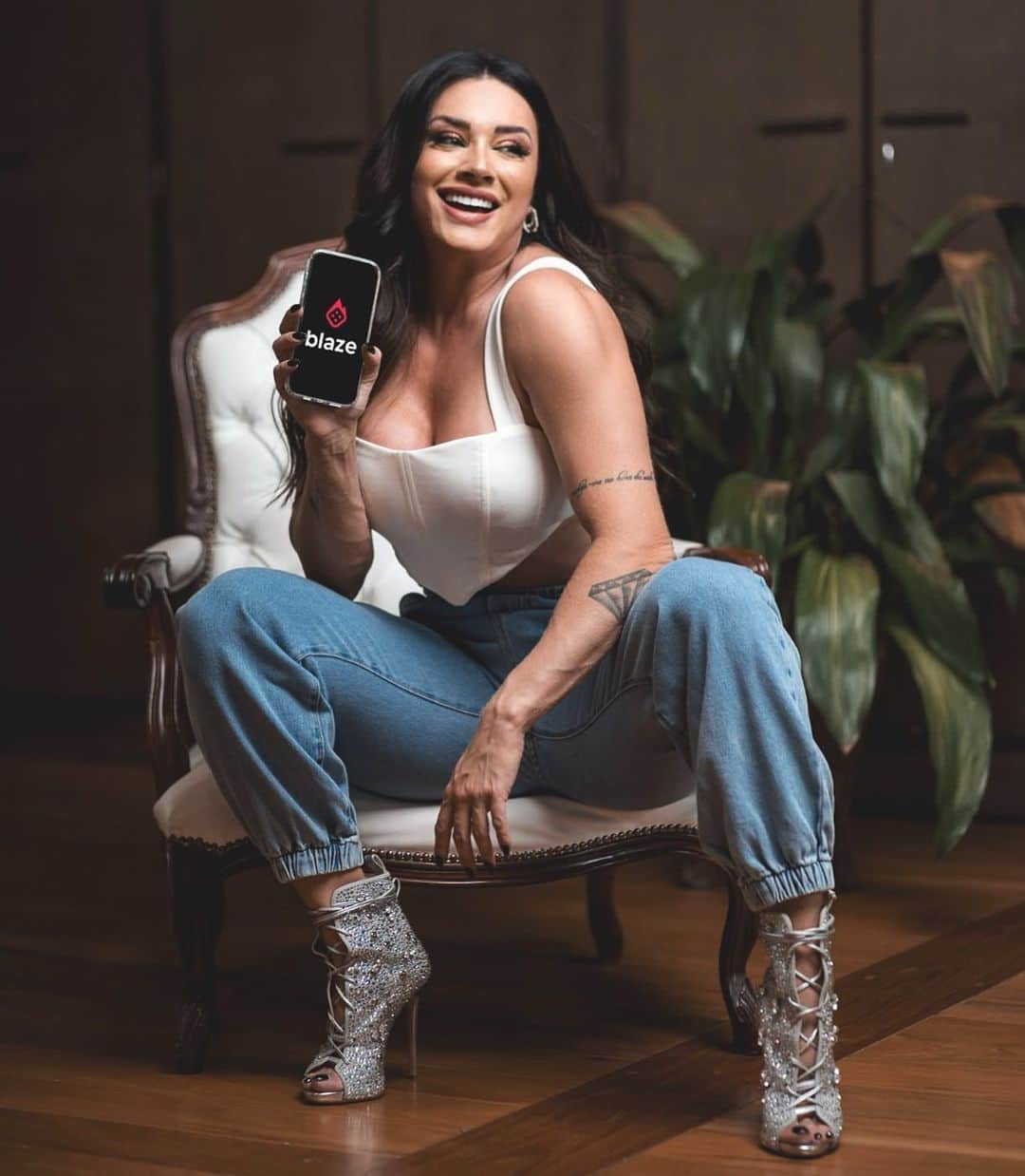 Juliana Salimeniのインスタグラム：「Segundouuu com S de sorte!!!   Tenho mostrado semanalmente pra vocês, as melhores estratégias para apostar e ganhar na @blazebrasil !  A Blaze é uma casa de apostas online para maiores de 18 anos 🔥  ⚠️ Lembrando: Aposte com consciência⚠️   Use meu link https://blaze.com/jujusa e ganhe até 5 mil reais de bônus!  E você? Já fez sua grana de hoje?  #blaze」