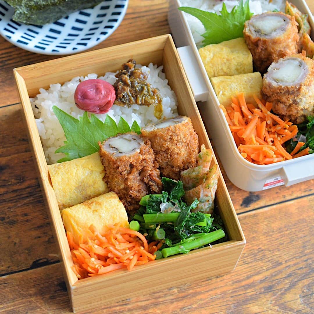 yukiyoのインスタグラム：「2023.3.28* ・ 今日のお弁当 ・ ごはんに蕗味噌、梅干し 甘い出汁巻 じゃがいも蕗味噌肉巻きフライ 竹輪磯辺 つぼみ菜おひたし 人参ごま炒め おむすびの具はごま昆布の佃煮 お味噌汁は水菜とお豆腐 ・ 豚ロース薄切り肉の半分の位置まで薄く蕗味噌を塗り 蒸したじゃがいもを巻いてフライにしました。 見た目イマイチですが、美味しいです♡ 見た目問題、青菜とか一緒に巻けば良かったな〜 ・ 火曜日も頑張ろう ・ #寝坊してバタバタ詰めたので今日も詰め方雑い #寝坊しなくてもいつもかも ・ #お弁当 #obento #bento #japanesefood #暮らし #わっぱ #曲げわっぱ #わっぱ弁当 #igersjp #クロワッサンお弁当部 #クロワッサン普段弁当 #おむすび #おにぎり #公長齋小菅」