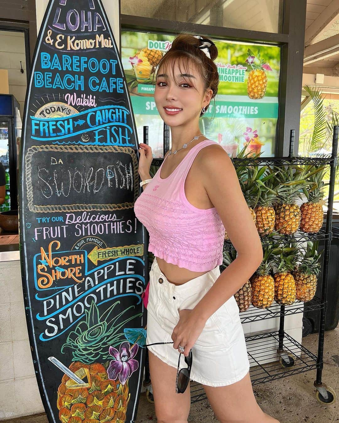 濱野りれさんのインスタグラム写真 - (濱野りれInstagram)「Barefood Beach Cafe🦶 in Kalakaua Avenue. A convenient cafe without any reservation. "order here" place was so cute with surfboard and pineapple😉✌️  予約必要なく入れるコンビニエントなカフェ オーダーするところは並んでるけど回転良いです🙆‍♀️ アサイボウルめちゃくちゃ美味しかった！  #barefootbeachcafe #barefootbeach #beachcafe #kalakaua #hawaii #honolulu #waikiki #hawaiieats #honolulueats #honolulufoodies #hawaiifoodie #hawaiifood #hawaiifoodies #hawaiilife #hawaiistagram #hawaiifashion #chanel #saintlaurent #ysl #resortfashion #resortwear #ハワイ #ホノルル #ハワイグルメ #ワイキキ #ワイキキグルメ #ハワイレストラン #ハワイカフェ」3月28日 9時09分 - riregram