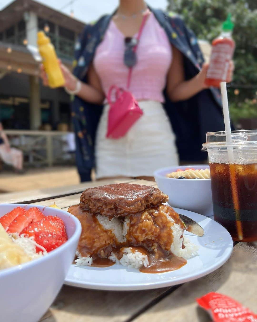 濱野りれさんのインスタグラム写真 - (濱野りれInstagram)「Barefood Beach Cafe🦶 in Kalakaua Avenue. A convenient cafe without any reservation. "order here" place was so cute with surfboard and pineapple😉✌️  予約必要なく入れるコンビニエントなカフェ オーダーするところは並んでるけど回転良いです🙆‍♀️ アサイボウルめちゃくちゃ美味しかった！  #barefootbeachcafe #barefootbeach #beachcafe #kalakaua #hawaii #honolulu #waikiki #hawaiieats #honolulueats #honolulufoodies #hawaiifoodie #hawaiifood #hawaiifoodies #hawaiilife #hawaiistagram #hawaiifashion #chanel #saintlaurent #ysl #resortfashion #resortwear #ハワイ #ホノルル #ハワイグルメ #ワイキキ #ワイキキグルメ #ハワイレストラン #ハワイカフェ」3月28日 9時09分 - riregram