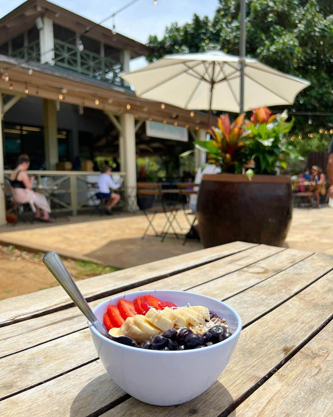 濱野りれさんのインスタグラム写真 - (濱野りれInstagram)「Barefood Beach Cafe🦶 in Kalakaua Avenue. A convenient cafe without any reservation. "order here" place was so cute with surfboard and pineapple😉✌️  予約必要なく入れるコンビニエントなカフェ オーダーするところは並んでるけど回転良いです🙆‍♀️ アサイボウルめちゃくちゃ美味しかった！  #barefootbeachcafe #barefootbeach #beachcafe #kalakaua #hawaii #honolulu #waikiki #hawaiieats #honolulueats #honolulufoodies #hawaiifoodie #hawaiifood #hawaiifoodies #hawaiilife #hawaiistagram #hawaiifashion #chanel #saintlaurent #ysl #resortfashion #resortwear #ハワイ #ホノルル #ハワイグルメ #ワイキキ #ワイキキグルメ #ハワイレストラン #ハワイカフェ」3月28日 9時09分 - riregram