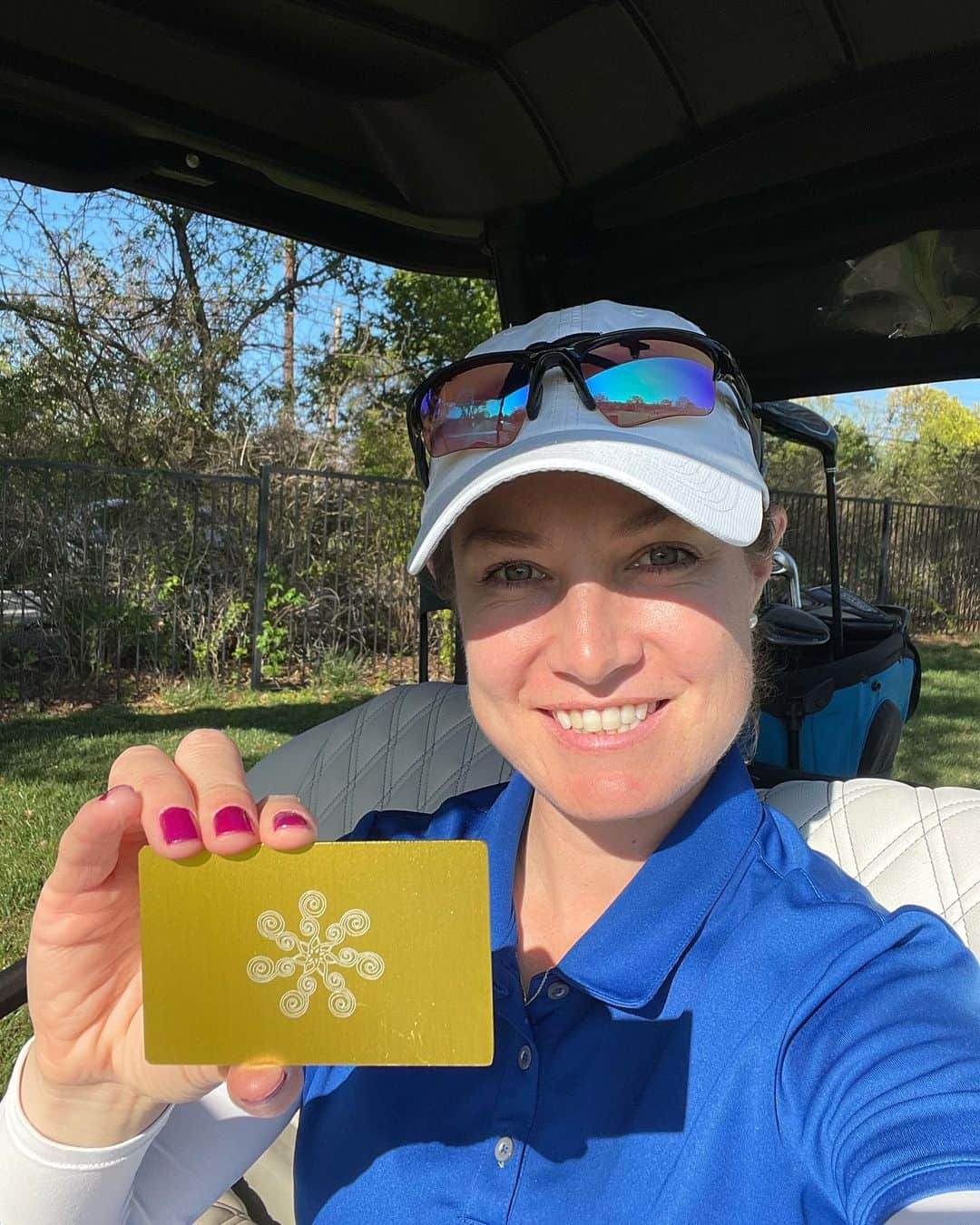 アレハンドラ・ジャネサのインスタグラム：「Thank you @leelaquantum for helping stay connected to quantum energy 💫 and protected from EMFs! I love my inner peace card and quantum block 🤩✨#provedbyscience #leelaquantumtech #leelaquantum」