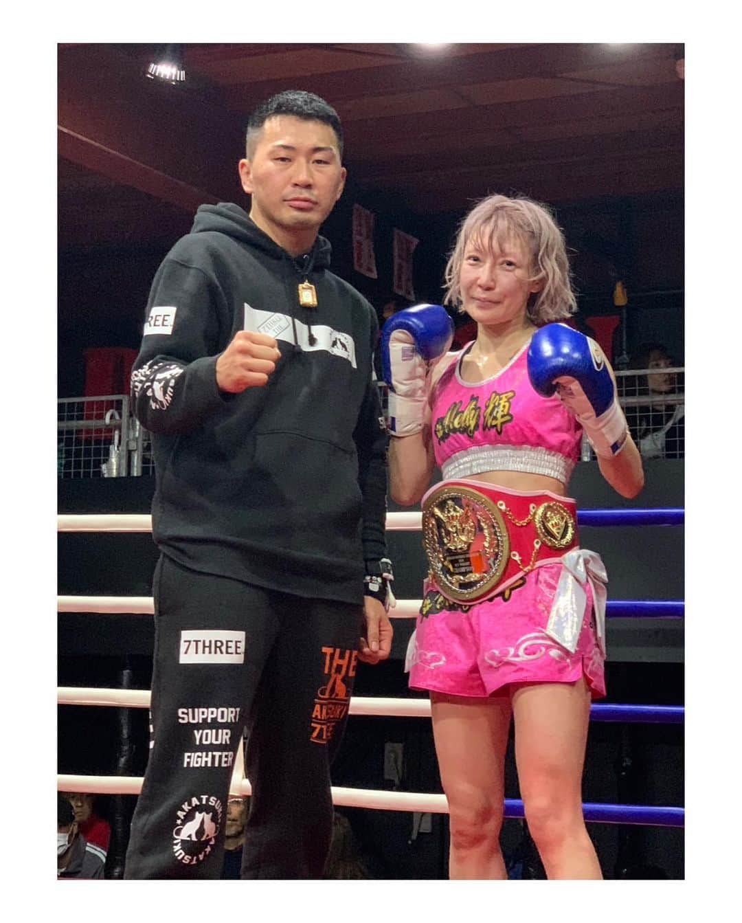 Melty輝のインスタグラム：「戦嬢22  DBSフライ級 タイトルマッチ チャンピオンになりました😭  初めての肘アリの試合、、、 初めての5ラウンド、、、  戦い切りました💦  良太郎さんに言われた事しか 試合で出してない‼️ むしろ言われた事が出来たから この勝利に繋がったと思います🙇‍♀️  初めて試合でインファイトな試合じゃなくてアウトボクシングの試合が出来たんじゃないかな？って自分でも手応えを感じられた。  それと5ラウンドも初めてで 4ラウンド目、5ラウンド目は ぱんちゃんとの練習の事を思い出して戦った。  ぱんちゃんより強い人はいない。 ぱんちゃんと練習したんだ！だから 負ける訳にはいかないって思った。  自信に繋がった。  今回試合に向けて 仕事も制限していつもより 格闘技と向き合う時間が増えて 前回の試合から休まず 週6で練習出来た。  しっかり練習に行けたのも 私の事を理解して頂いた お客様のおかげ。  周りの人のサポートが なければ成し遂げられなかった。  それにぱんちゃん璃奈と言う 最強の選手とバチバチに練習を させて貰って 出稽古でいろんな女子選手の方とも 練習出来て 凄い恵まれた環境で練習が出来た🙇‍♀️  戦績も伴っていない私が タイトルマッチのお話を頂ける事自体 光栄で誰もがタイトルマッチを 出来る訳ではない。  team AKATSUKIに来てから 3連勝。  まだまだスタートラインに立った ばっかりだけど  こうして形に残るモノを 手に入れられて本当に良かった。  これからも 噛ませ犬で強い相手と戦っていくと思う。  噛ませ犬は噛み付いて倒す‼️  もっともっと強くなれるように 頑張るので  どうか応援よろしくお願い致します🙇‍♀️  良太郎さん。 ２日間本当にありがとうございました。  team AKATSUKIの皆さん いつも練習ありがとうございます。  出稽古に行かせて頂いているジムの会長！本当にありがとうございます。  会場で応援して下さった皆様。 PPVチケットを買って応援して 下さった皆様。  本当にありがとうございました😭  そして対戦して頂いた 有里ちゃん ありがとうございました🙇‍♀️  戦嬢の運営様 ありがとうございました🙇‍♀️  #最強キャバ嬢だった人#Melty輝#キャバクラ#キャバ嬢#元キャバ嬢#経営者#ホワイトニングサロン#格闘技#キックボクシング#teamAKATSUKI#戦嬢#DBS#フライ級チャンピオン#タイトルマッチ#チャンピオンベルト#仙台#牛タン#閣#美味しかった#幸せ#減量#頑張った」
