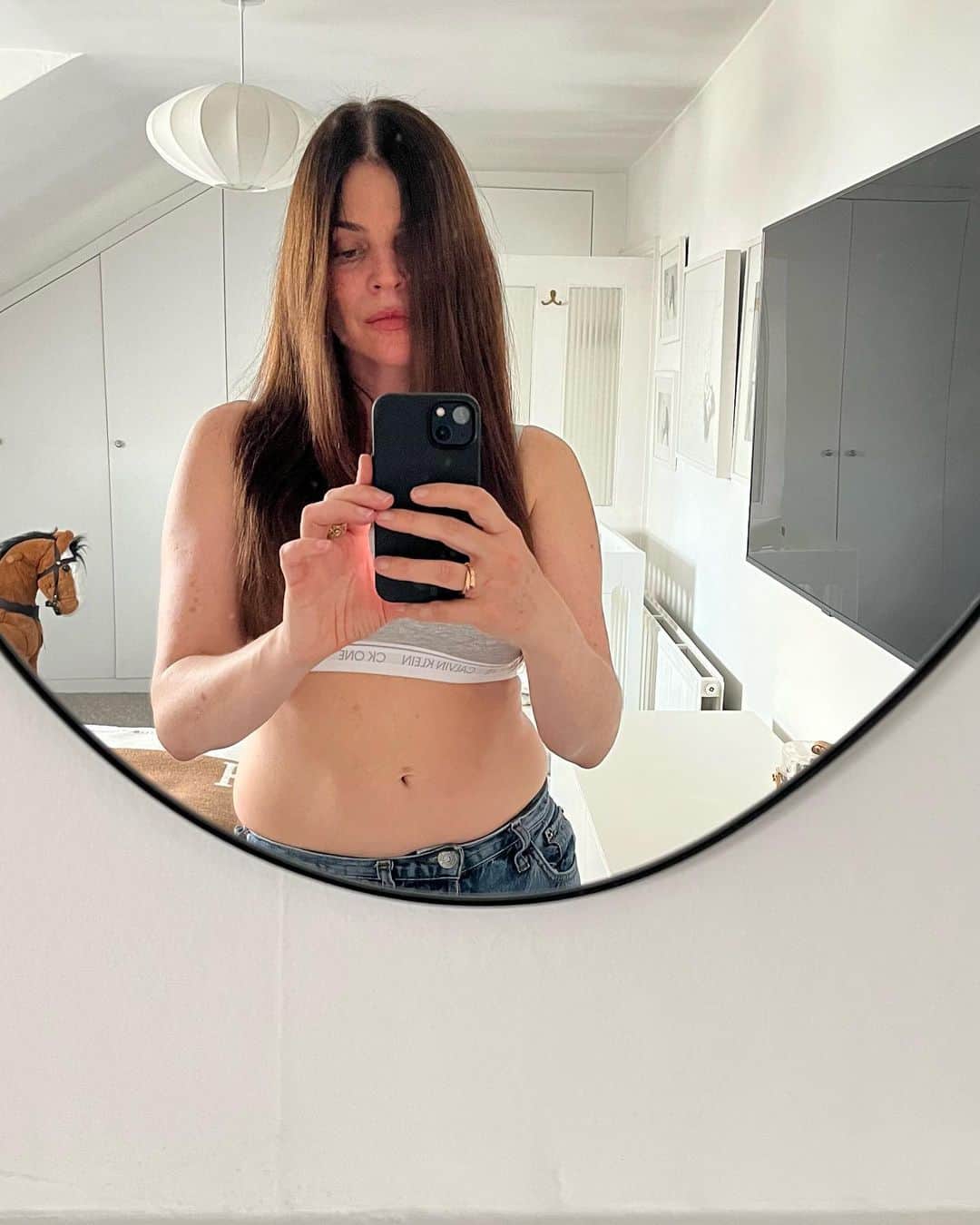 ジュリア・レストイン・ロイトフェルドのインスタグラム：「One year One month Post Baby Reality Check. I realize it will take me much longer to get back to pre baby body than I thought... and that's OK! I feel there's so much pressure on mothers (generally from other mother and on top of everything else) on "Bouncing" back. I actually really dislike this word... how do you "bounce" back after your body went through non stop changes for 9 months, growing, feeding another being (or even longer if Breastfeeding -another 13 months here but who's counting 😅) Point is... instead of looking at "bouncing" back and fitting in pre baby jeans as an accomplishment, let's all be easy on ourselves and celebrate our body for what it's capable of... because it's pretty incredible ! On another note... how did G grow up soooo fast 😭❤️」