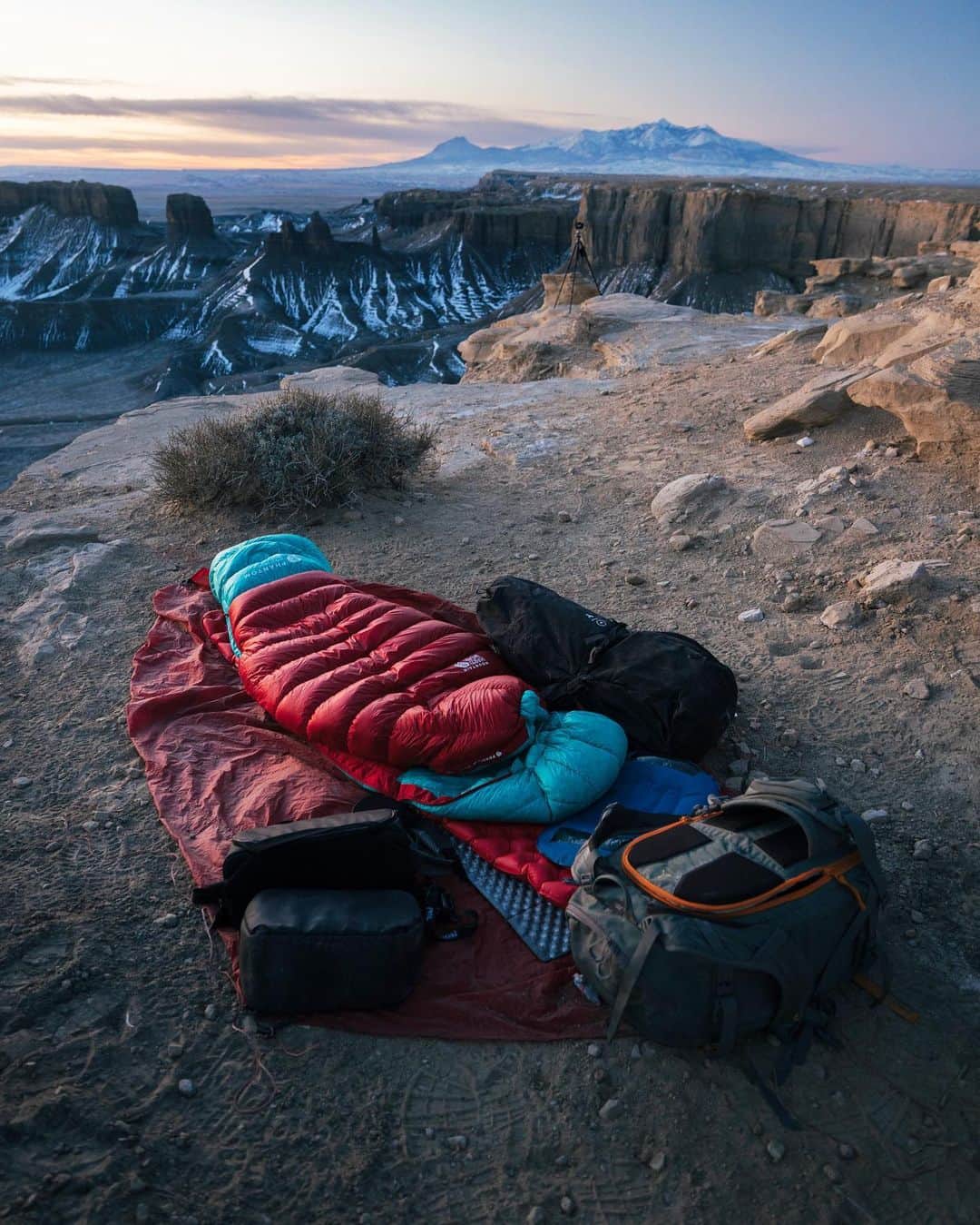 Alex Strohlさんのインスタグラム写真 - (Alex StrohlInstagram)「#GMCAmbassador — I’m a sucker for simple things… I came to this realization on the final night of the @gmc overland journey to Nowhere. We spent the evening sitting around a campfire swapping stories, laughing, and eating the epic meal that @ChefAdamGlick had cooked over the coals earlier. All that followed by a night on the desert floor, tucked in my 0 degree bag looking at the stars through the hood opening.   #gmccanyon」3月28日 0時12分 - alexstrohl
