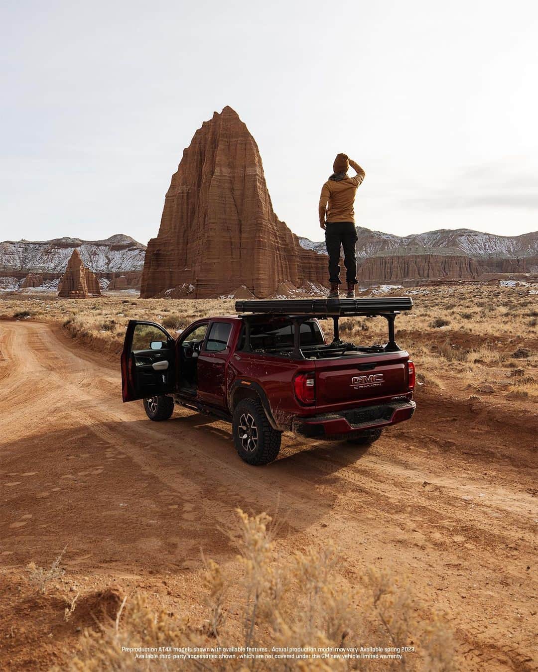 Alex Strohlさんのインスタグラム写真 - (Alex StrohlInstagram)「#GMCAmbassador — I’m a sucker for simple things… I came to this realization on the final night of the @gmc overland journey to Nowhere. We spent the evening sitting around a campfire swapping stories, laughing, and eating the epic meal that @ChefAdamGlick had cooked over the coals earlier. All that followed by a night on the desert floor, tucked in my 0 degree bag looking at the stars through the hood opening.   #gmccanyon」3月28日 0時12分 - alexstrohl