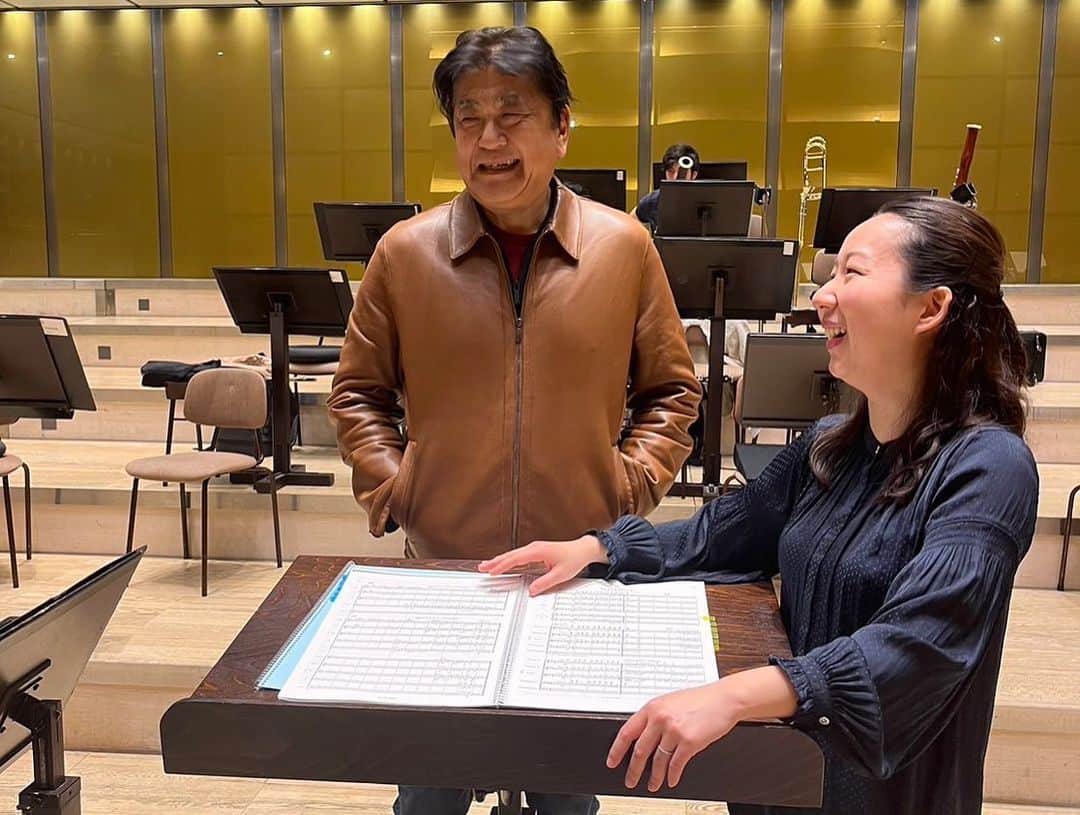 佐渡裕さんのインスタグラム写真 - (佐渡裕Instagram)「先日、この春から京都市交響楽団の常任指揮者に就任されるなど、国内外での活躍が目覚ましい沖澤のどかさんが、ウィーンのトーンキュンストラー管弦楽団に初めて客演に来てくださいました。 僕は彼女とこれまで面識はなかったのですが、是非お会いしてみたいと思って初日のリハーサルを見学しに行ってきました！まだお若いけれど多くの楽団を指揮しているだけあって、稽古運びも素晴らしく😲その指揮ぶりに、僕もトーンキュンストラーのメンバーも、すっかり彼女のファンになってしまいましたよ❣️ 僕が感じた彼女の一番の魅力は、音楽に誠実であり、そしてとても自然体でいること。自分で決めてきたことをオーケストラに押し付けるのでなく、メンバーをリスペクトし、とても流暢な英語で、オーケストラと一緒に音楽を作っていました。 僕自身は、自分が日本人ということに、それほどこだわってきたわけではないのですが、音楽の本場ヨーロッパでこんな風に日本人指揮者が活躍されるのが本当に嬉しい！今後の沖澤さんの活躍から目が離せません！   The other day, Nodoka Okizawa, who has been hugely successful already in Japan and abroad and who will assume the Chief Conductor of the Kyoto Symphony Orchestra this spring, came to Vienna for the first time as a guest conductor of @tonkunstler_orchestra. I had never met her before but wanted to meet her, so I went to see her first rehearsal. She is still young, but she has already conducted many orchestras, and her rehearsals are excellent 😲 Her conducting style has made me and the orchestra members fans. ❣️ In my opinion, the most attractive thing about her is that she is sincere and natural about music. She didn’t impose her suggestion on the orchestra but respected the members and made music with them in very fluent English. I have not been so particular about being Japanese, but I am happy to see a Japanese conductor active like her in Europe, the home of music. I wish for her continued success!   #沖澤のどか#NodokaOkisawa#トーンキュンストラー管弦楽団#TonkuntlerOrchestra @tonkunstler_orchestra #佐渡裕#YutakaSado @yutakasado_official」3月28日 0時19分 - yutakasado_official