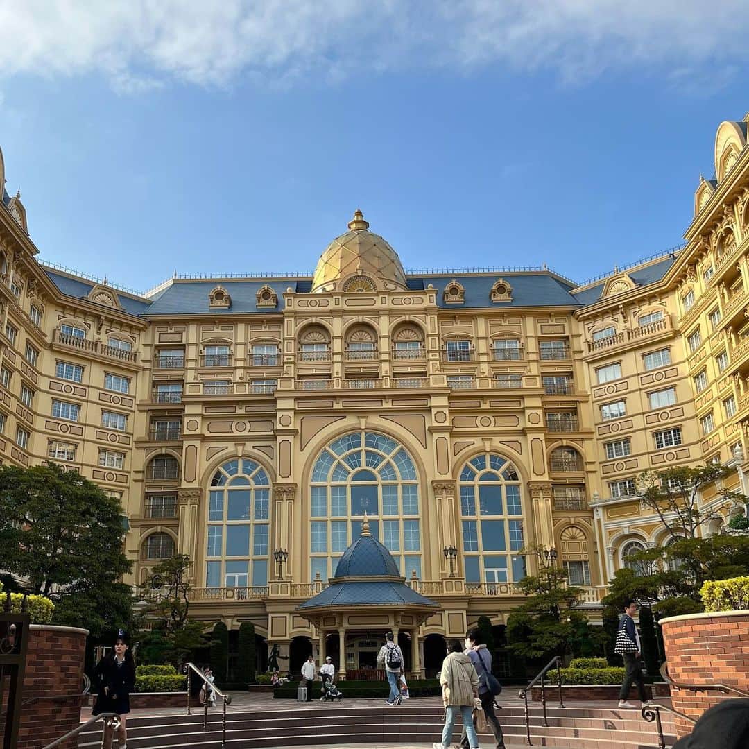 Shinjyu Lou Reid/リード真珠のインスタグラム：「Our honeymoon 💕💕💕 国内版ハネムーンとして KバレエのSwan Lakeを見に東京に行くついでに、 夫を説得してディズニーランドホテルに行ってきました🥹💍❄️  国際遠距離から帰国した日が私の誕生日でここのホテルに泊まってからもう4年近く経つのね、ただいま、私たち🥲❤️  コンシェルジュルームを取ったので チェックインもラウンジでのんびりしながら🍹 チケット買うのもわざわざカウンターとかいかず担当の方が用意してくれたのがgood♡  夜はカクテルタイムで 外の景色を見ながら沢山飲んで🍷 お部屋から花火を見て、 夜中までお部屋でまた飲んで🍺  朝はルームサービスで朝食🥞 朝風呂も入って最高のステイ🏨  繁忙期のホテル料金はかなりのお値段しましたが、本当に夫と終始 すごい！この部屋すごい！ と満喫しました♡🏰  なんて幸せなんだろう…何回でも来たくなるこのお部屋のために お仕事、貯金、妻としての家事などなど 改めてまた頑張ります🌝❤️  東京投稿はまだ続きます💕 そして、夫がYoutube動画を編集中なのでまたアップロードします📹  #tokyodisneyresort#tokyodisneyhotel#tdh#tokyodisneyland #ディズニーランドホテル#コンシェルジュルーム#コンシェルジュデラックスルーム」