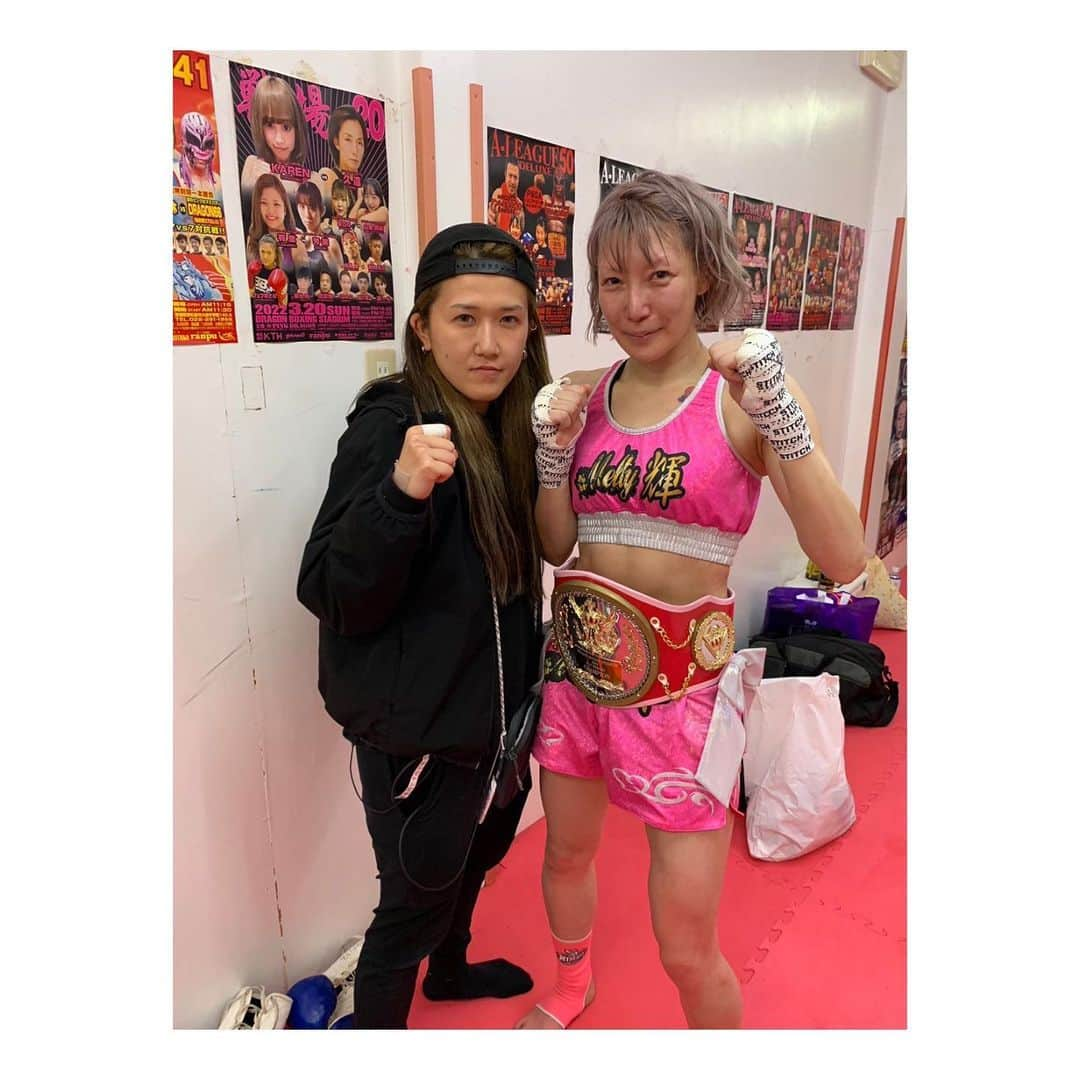 Melty輝さんのインスタグラム写真 - (Melty輝Instagram)「急遽あおたんにセコンド 着いて頂きました😆🥊 試合中あおたんの天然の部分が 出ちゃってプチハプニングあったけど 居てくれて気持ちがホッとしました☺️  サポートしてくれて 本当にありがとう🥺💓  @aotan5444   #最強キャバ嬢だった人#Melty輝#キャバクラ#キャバ嬢#元キャバ嬢#経営者#ホワイトニングサロン#格闘技#キックボクシング#teamAKATSUKI#フェフ姉さん#月曜から夜ふかし#セコンド#ありがとう」3月28日 0時27分 - glayrinapan