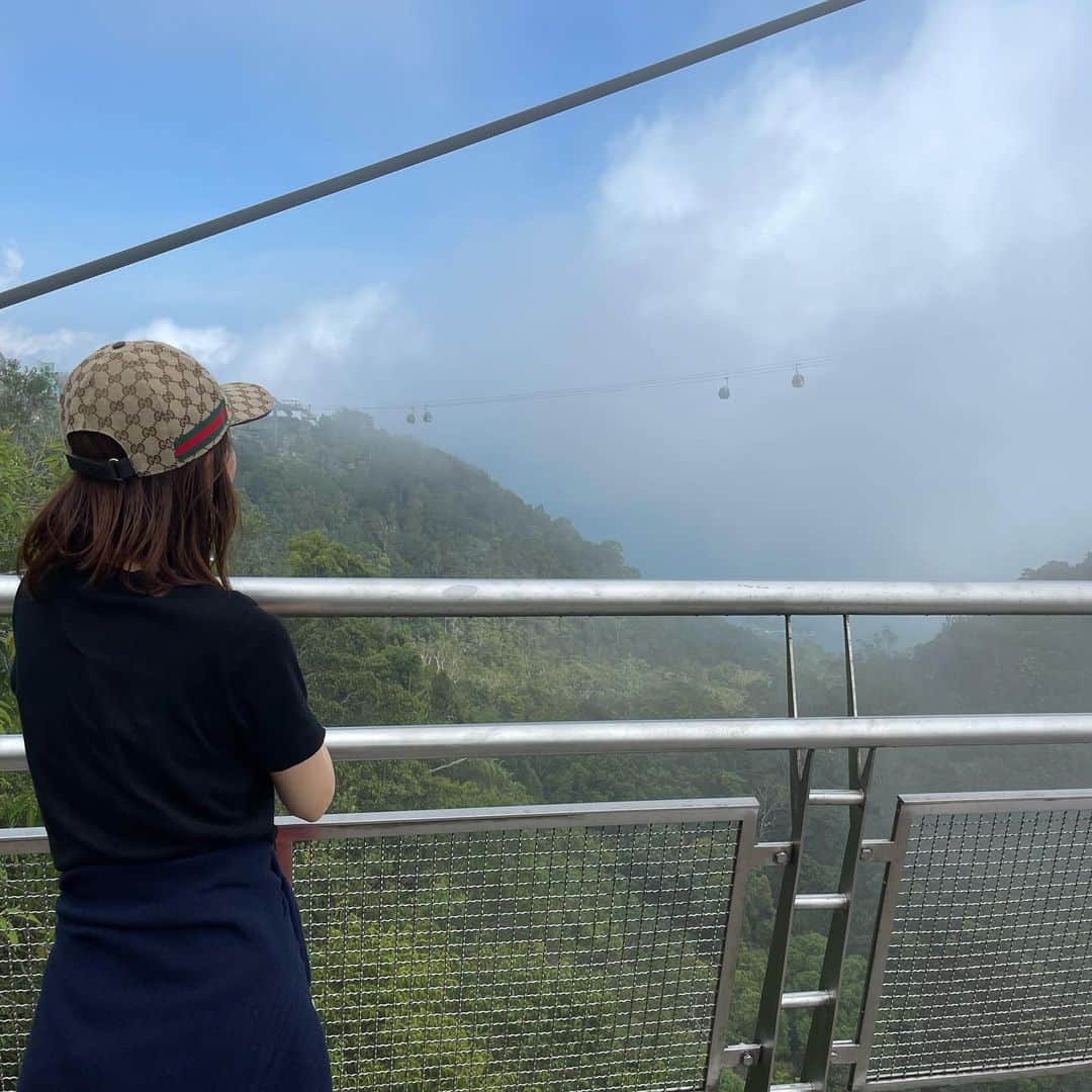 宮崎宣子さんのインスタグラム写真 - (宮崎宣子Instagram)「Sky cab Langkawi ケーブルカーに乗り、さらにその先のSky bridge へ。  あんなに高くまで登るの？ と思ってたけど、登ってみたら、 雲の上…真っ白。  一寸先は闇…とはこのこと。  晴れてたらもっと景色が抜けて素敵なだったと思うけれど、 雲のおかげで怖さゼロ。  おさるさんがあちこちにいて、 人に慣れてるみたいで穏やかで可愛い。🐒  #skybridge  #skycablangkawi」3月28日 0時29分 - miyazaki_nobuko