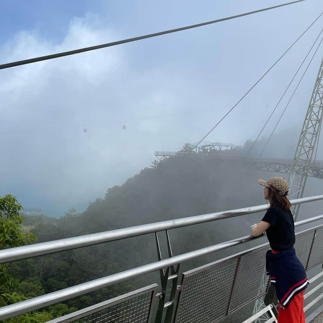 宮崎宣子さんのインスタグラム写真 - (宮崎宣子Instagram)「Sky cab Langkawi ケーブルカーに乗り、さらにその先のSky bridge へ。  あんなに高くまで登るの？ と思ってたけど、登ってみたら、 雲の上…真っ白。  一寸先は闇…とはこのこと。  晴れてたらもっと景色が抜けて素敵なだったと思うけれど、 雲のおかげで怖さゼロ。  おさるさんがあちこちにいて、 人に慣れてるみたいで穏やかで可愛い。🐒  #skybridge  #skycablangkawi」3月28日 0時29分 - miyazaki_nobuko