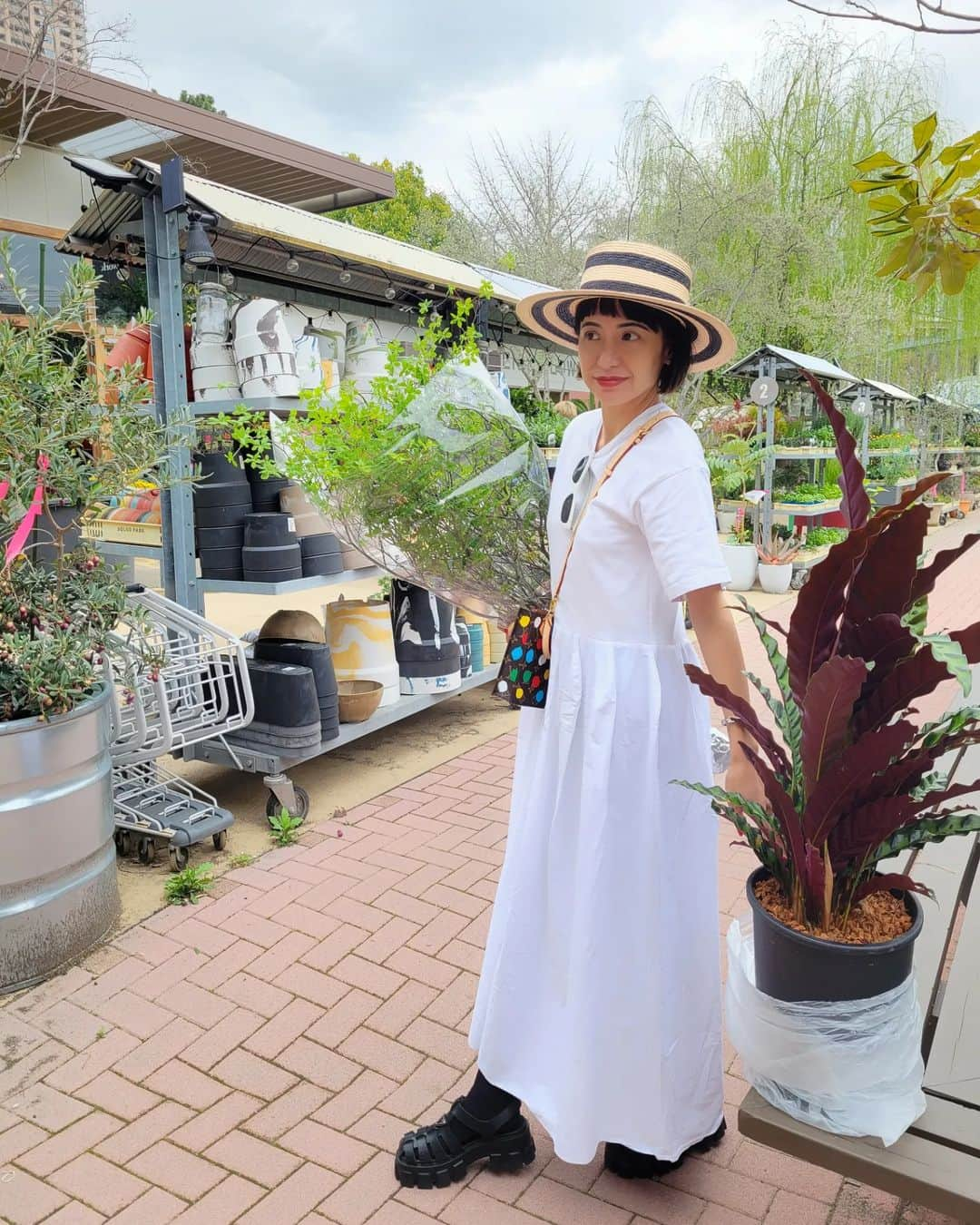 三喜本惠美さんのインスタグラム写真 - (三喜本惠美Instagram)「・ 今日は青山のソルソファームに 植物を探しに行ったりお友達とお茶をしたり…🌿  ヘアカットに行ったり @sakuraimadoka THANK YOU🌿  #ドウダンツツジ #ドウダンツツジのある暮らし」3月28日 0時36分 - megumi_mikimoto