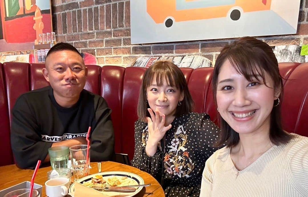 大谷雅恵のインスタグラム：「仲良し子よしの菊池さんとゆりさんに会えたよーーー♡  なんと今年初ですって！  目まぐるしい3ヶ月を過ごしていた。  やっぱり菊池さんとゆりさんと会うといっぱい笑えるし何でも話せちゃう。  住んでる場所は違ってもこうして会える時間を大切に楽しんでいるだけで生きてるって素晴らしいと思えます。  なんてったってこのお二人はいつ会っても元気で笑顔！  だから周りも元気になるし気がついたらほうれい線ピシーってなるくらい笑ってるw  また来月会えるかなぁ♡  いつも大谷タイムを作って頂き本当にありがとうございます🥰」