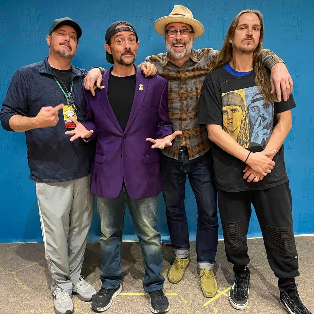 ケヴィン・スミスのインスタグラム：「They’re not there to work. They’re not there to shop. They’re just there. And they’re getting old. 28 years later, these are your MALLRATS! Was great to see @jasonlee, @jaymewes and @jeremylondonactor at @lex_con yesterday. But we still argued about whether or not the cookie stand is part of the Food Court. #KevinSmith #jaymewes #jasonmewes #jasonlee #jeremylondon #lexingtontoyandcomiccon #mallrats」