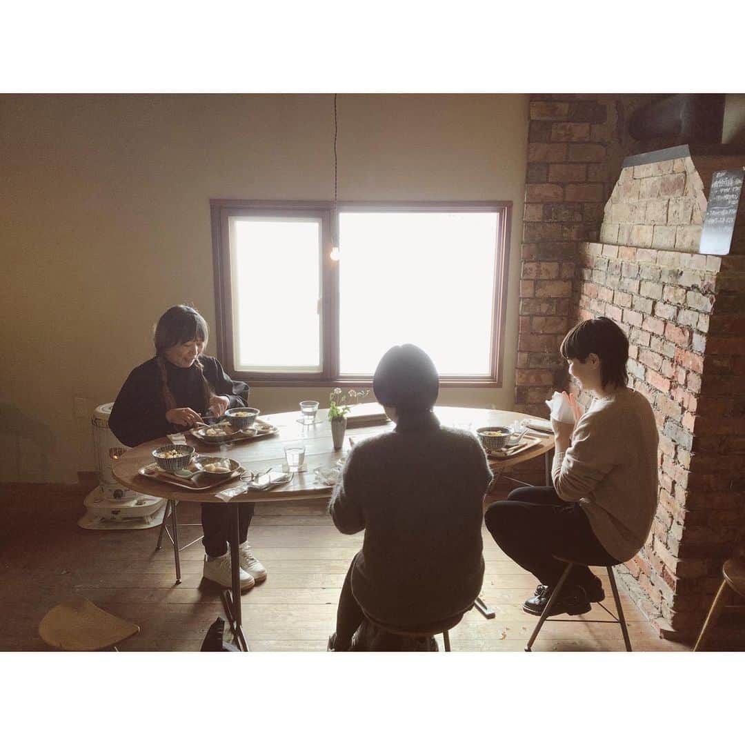ハミルのインスタグラム：「. . 【　お盆に、東川で会いましょう　】  +CELのランドセルのポップアップと予約会の下見で、 雪の旭川空港に降り立ち、 まずは東川に向かい、奥泉で朝粥を. @okuizumi_s   ニュートラルな空気の奥泉のお二人と 雪景色に関西から来た+CELチームは感激中.  私なんて、えっへん！東川ええでしょ？ と自分の町でもないくせにーーと 地元の友人達から突っ込まれるほど、なんか嬉しい.  以前からお世話になってる東川の外れの小さな森の中にある 廃校になった小学校を工場をしている ”北の住まい設計社”さんがあり、 今回、8月のお盆の時期に、 この元小学校のギャラリーで、 ランドセルのPop upさせていただきます! @kitanosumaisekkeisha_shop  @kitanosumaisekkeisha_factory   家族写真やら美味しい特典やら、 いろいろここの雅美さんチームと作っていきますね!  +CELの撮影も同時にできるといいなー、、 と妄想しながら、ワクワク.  北の暮らしの景色たち、 いつもたまらなくいいのです。  北海道の新1年生のお母さまたちー、 札幌では円山のsabitaさん、 東川では北と住まい設計社さんで、 +CELのランドセルの予約会行います！  詳しく決まって来たらこちらにアップしていきますね! @cel_family_   その他、大阪grafさん、京都・新風館さん、 奈良のくるみの木さん、福岡のBBBさんなどなど、 まだまだポップアップの場所増えております!  仙台あたり、富山石川あたりでもやりたいが、 おすすめの場所あったらぜひ教えてください！  まだまだ全国周りたい！周りたい！メリーゴーランド..  #cel #ランドセル #ランドセル2024」