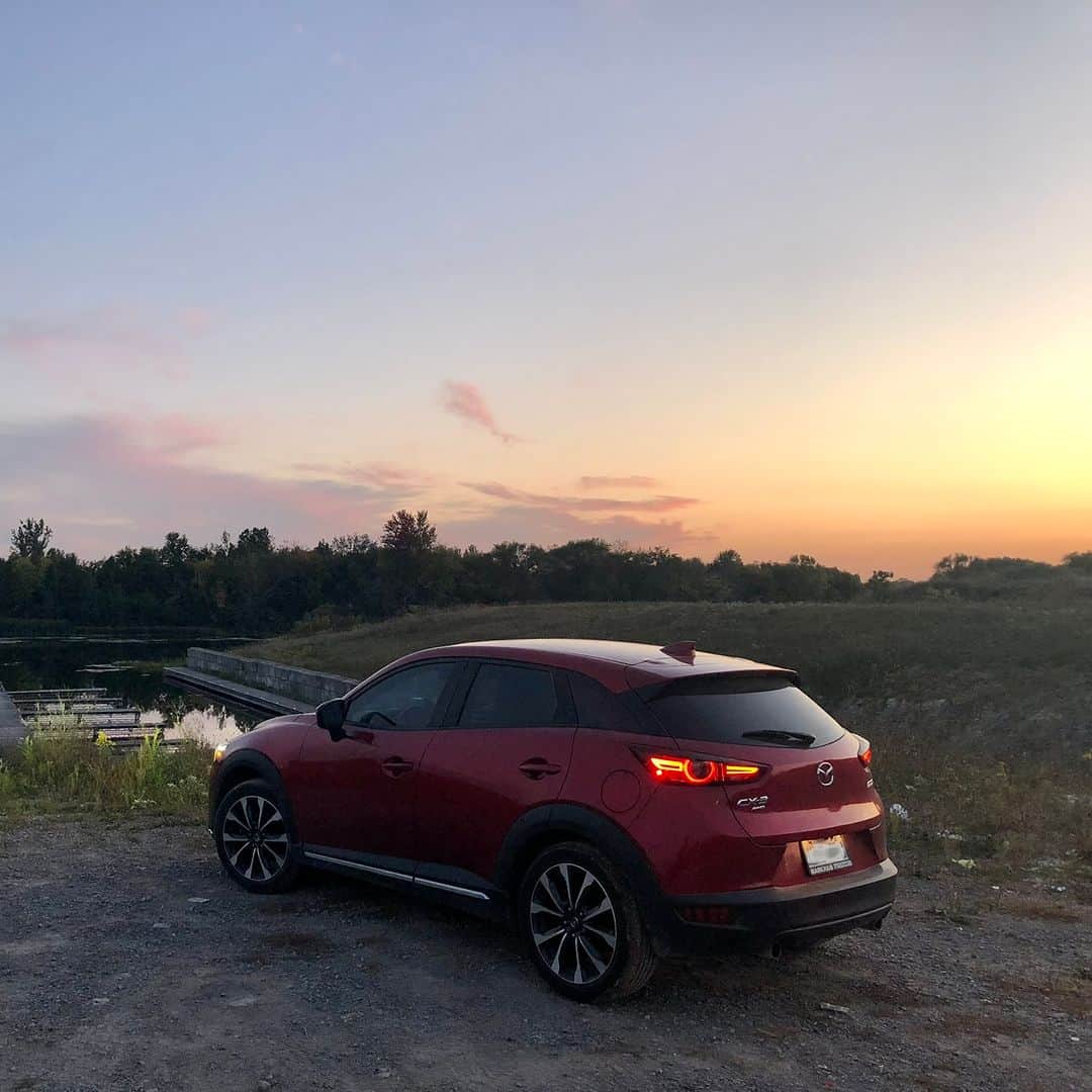 MAZDA Canadaのインスタグラム：「With the days getting longer, more sunset drives are on the horizon. What's your go-to spot to take in the sunset? #MazdaCanada #MazdaPhotoHub​ 🔴 Plus les jours allongent, plus les occasions d’aller voir disparaître les derniers rayons à l’horizon se multiplient. Où allez-vous pour admirer le coucher du soleil? #MazdaCanada #MazdaPhotoCommunauté​  📷: Tomy」