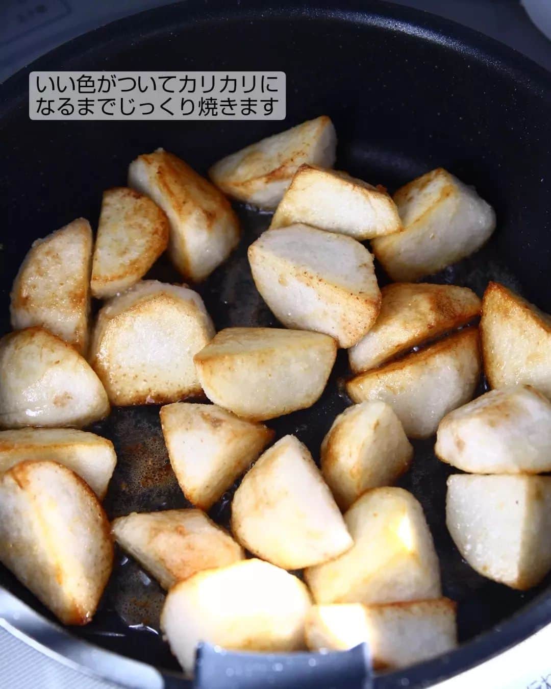 Satomiさんのインスタグラム写真 - (SatomiInstagram)「. .  2023.3.28* . カリカリほっくほく のり塩里芋 . 最近、揚げ焼きにした里芋がマイブーム。 色んなバリエーションを楽しめます。 今回は、シンプルにのり塩味で。 . 【材料  2～3人分】 里芋 正味  300g  (皮を入れて405gでした) 米粉 大さじ1 米油  大さじ3 青のり  適量 塩  適量 . 【作り方】 ①里芋の皮を剥き、一口大に切る。 ②①を600wで3分電子レンジにかける。 完全に火が通ってなくて良い。 ③ビニール袋に②の里芋と米粉を入れて 全体的に米粉をまぶす。 ④フライパンに米油を熱し、里芋を入れる。 ⑤表面がカリカリときつね色に色付くまで じっくり揚げ焼きにする。 ⑥熱いうちに塩と青のりを振りかける。 . レンジである程度里芋に火を通しておくことで、 少ない油でも短い時間で火が通ります。 カリッとした表面と中のほくほくねっとりの 食感の違いが面白いので是非✨ ついつい止まらなくなっちゃいます。 おやつにもおつまみにもおすすめの一品！ . 甘辛く味つけたり、コンソメやカレーなど 味付け次第でバリエーションが広がります。 我が家では、甘辛ポテト風も人気♡ . 「JA全農えひめ×フーディストパーク」の コラボ広告企画に参加しています。 この度、愛媛県産の冬春野菜セットを モニタープレゼントしていただきました。 美味しい里芋をごちそうさまでした。 . #JA全農えひめ #フーディストモニター #愛媛県産里芋  . . #おうちごはん #さとみのごはん #私のおいしい写真 #里芋レシピ  #里芋 #里芋の揚げ焼き #里芋のり塩  #愛媛 #愛媛県産 #楠田純子 #石木文  #フーディーテーブル #クラシル  #おうちごはんlove #豊かな食卓  #wp_deli_japan #wp_deli_style  #igersjp #instafood #kitchengram  #japanesfood #taro #seaweedsalt  .  .」3月28日 1時00分 - satomi614