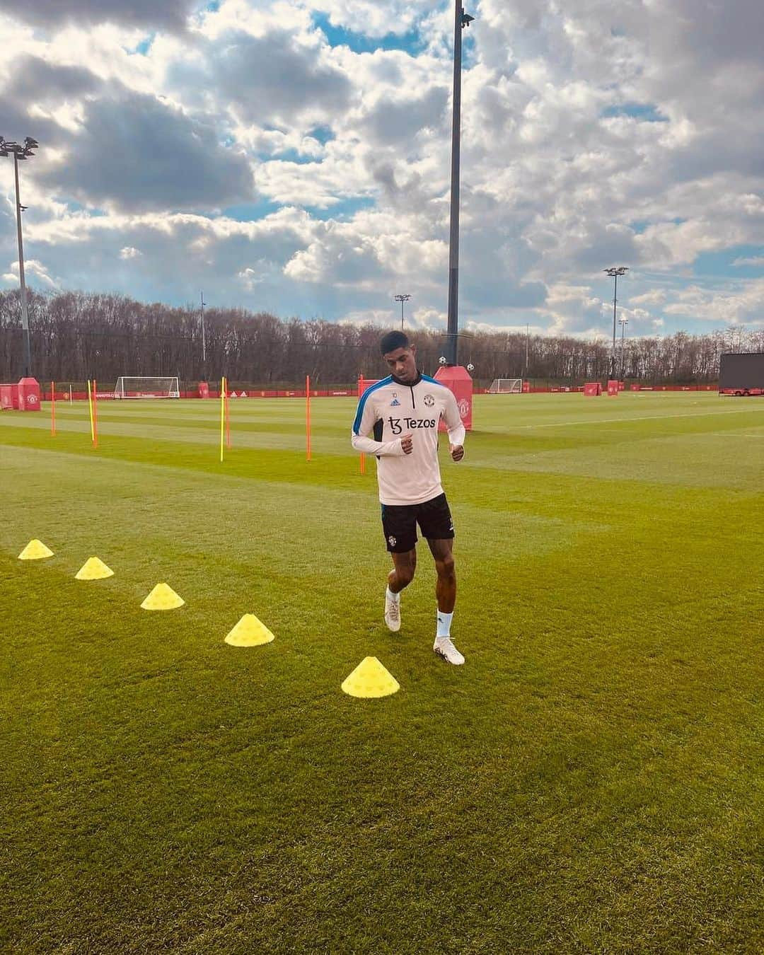 マーカス・ラッシュフォードさんのインスタグラム写真 - (マーカス・ラッシュフォードInstagram)「Marcus is in recovery mode 💪  #MUFC #ManUtd #Rashford」3月28日 1時10分 - marcusrashford